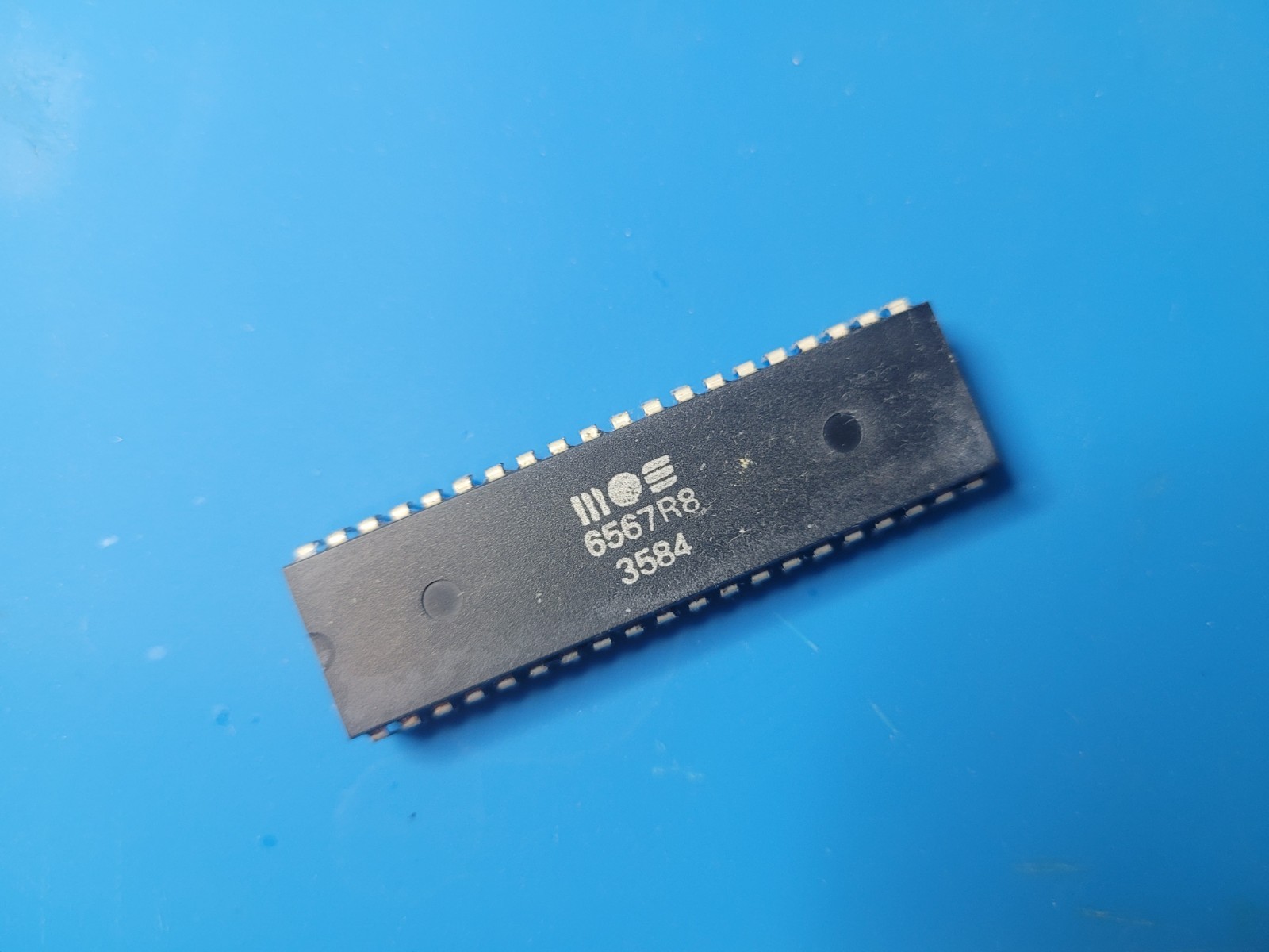 TESTED IC MOS DIP-40 MOS6567R8 VIC-II 6567 CHIP COMMODORE (3584)