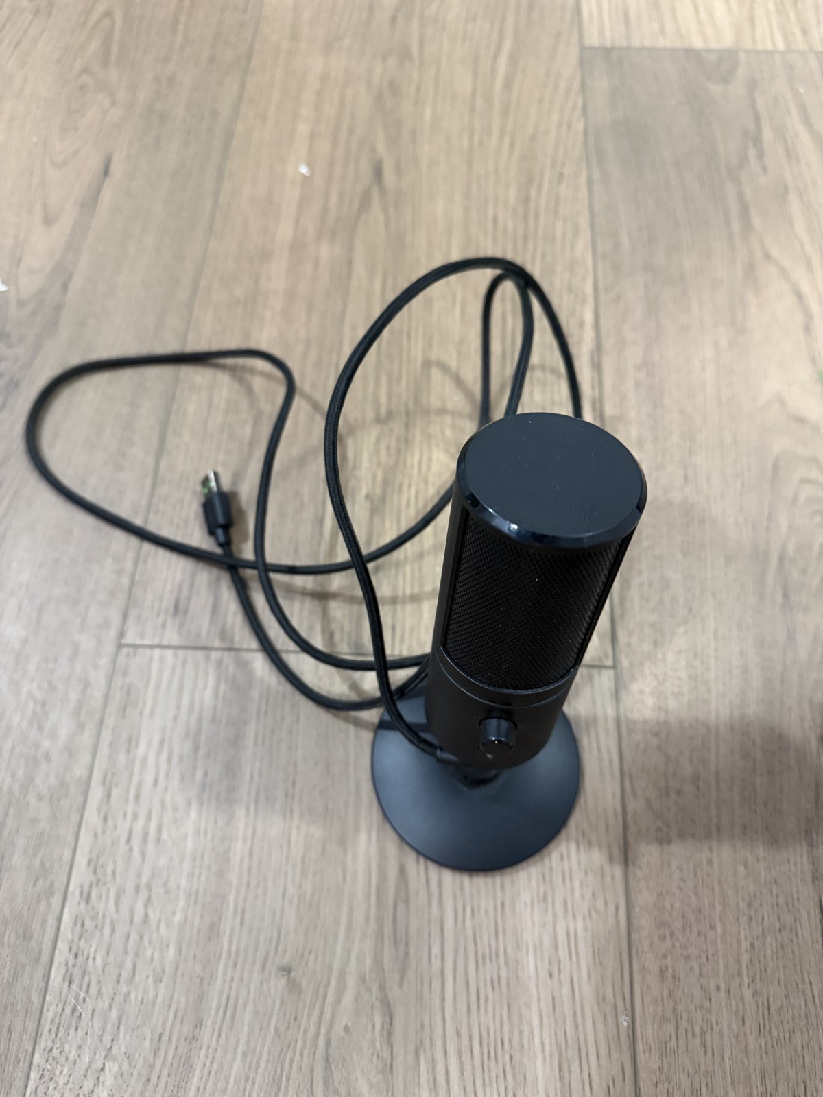 Razer Seiren X USB Condenser Streaming Microphone Black RZ19-0229 w/ Cable