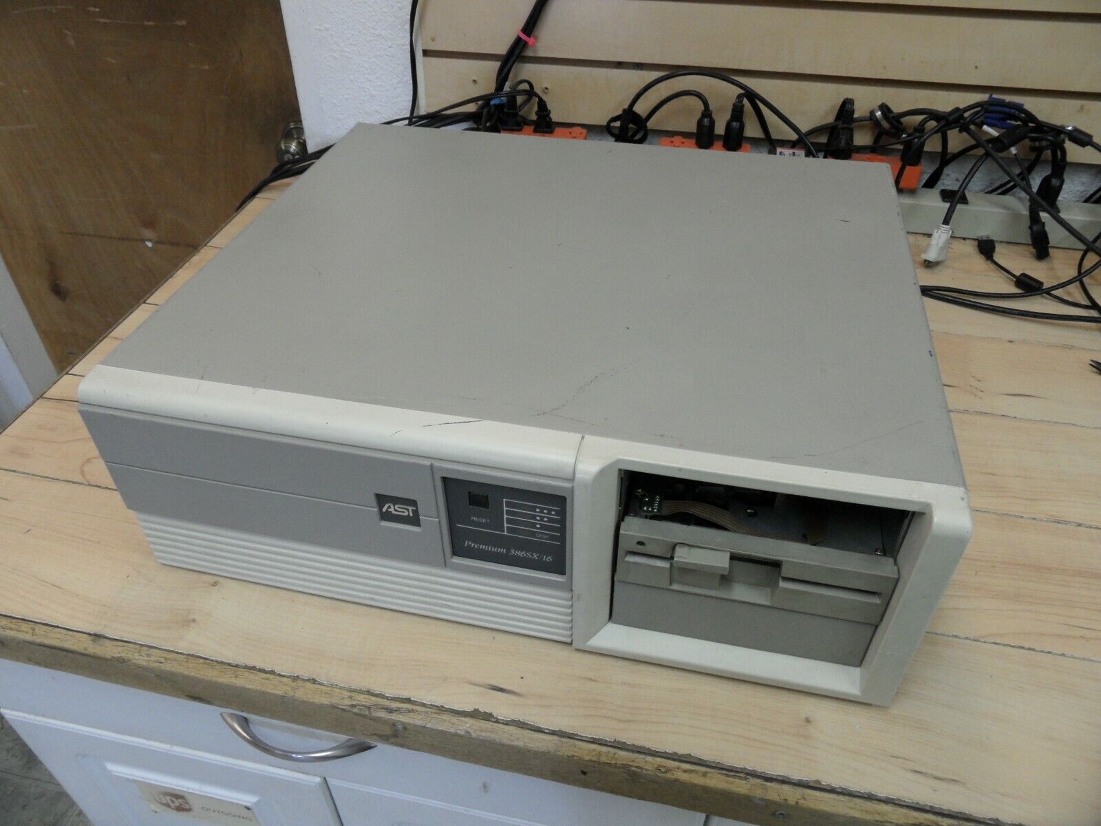 AST Premium 386SX/16 Vintage Desktop Computer No Hard Drive HKMT528098 202360-00