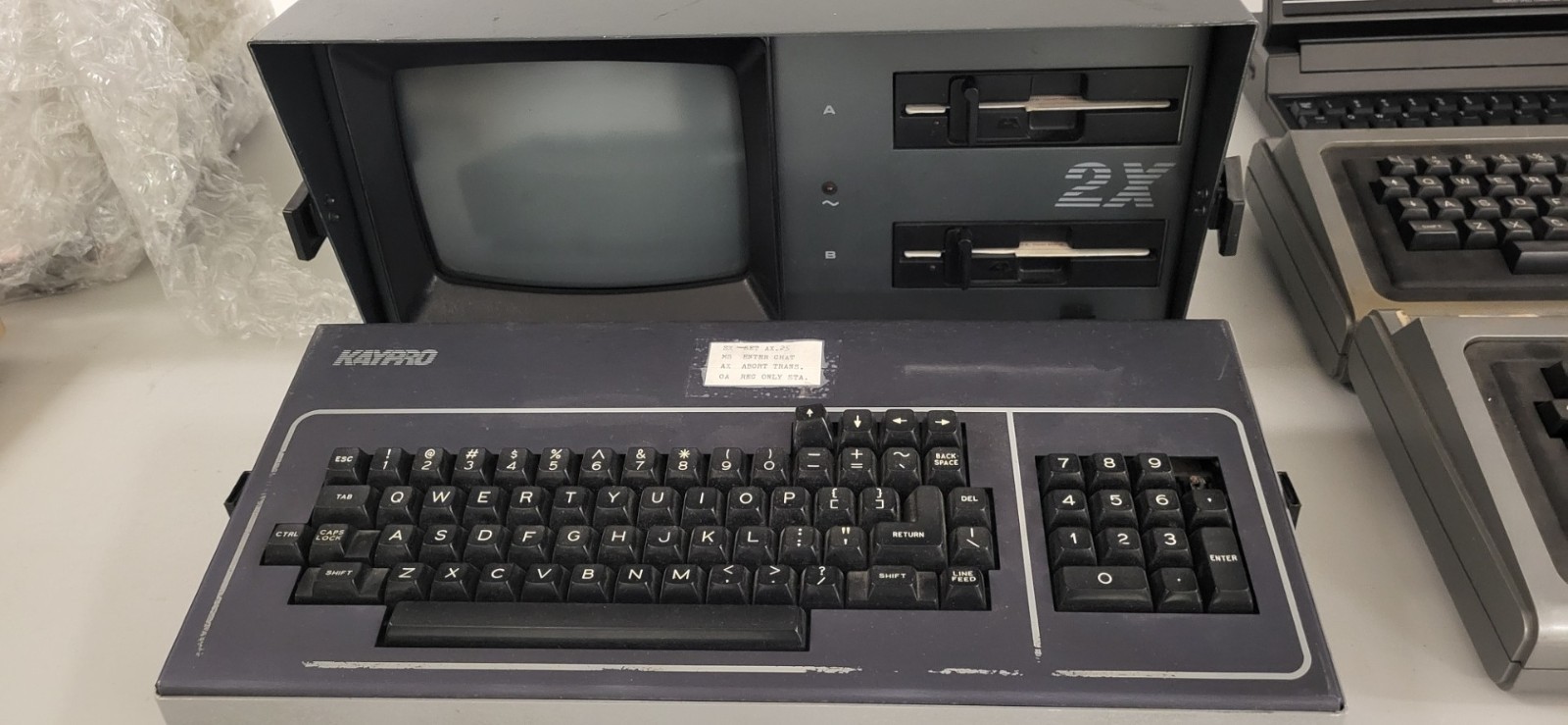 KAYPRO 2 2X 81-014 PORTABLE COMPUTER W/ KEYBOARD