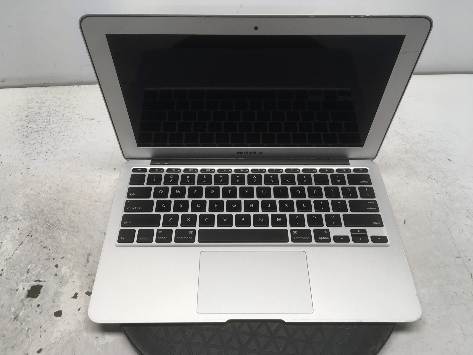 Apple MacBook Air A1370 Intel i5-2467M 1.6GHz 2 GB NO HDD No Batt