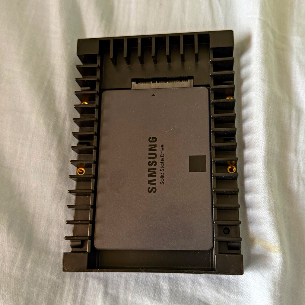 Samsung Solid State Drive Model 2.5 in Internal SSD Gray/Black