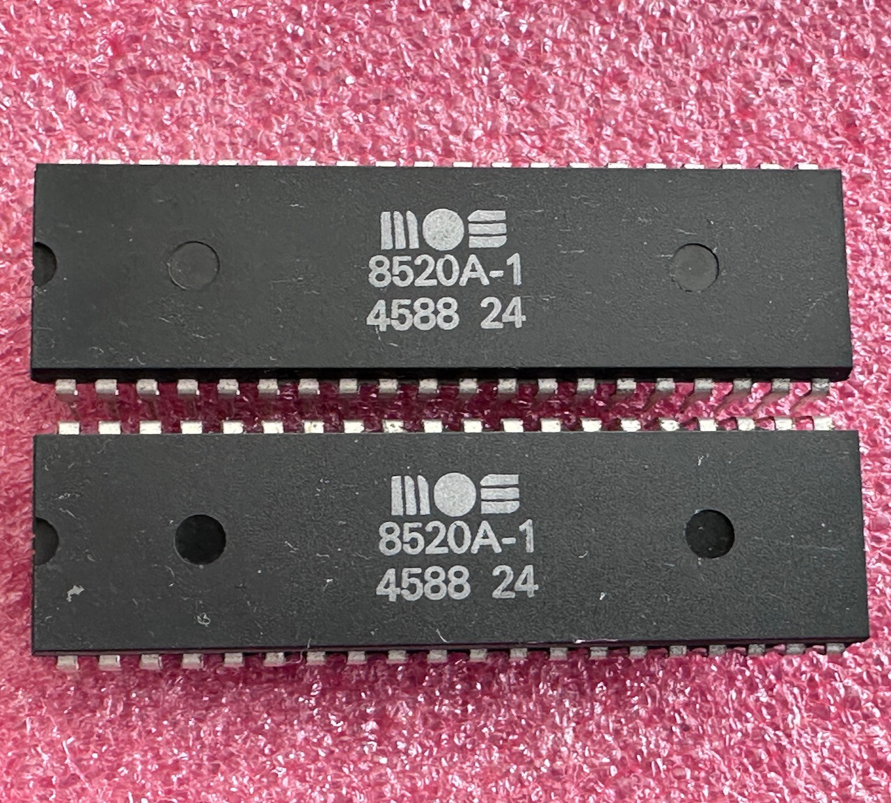 8520A-1 MOS/CSG ODD EVEN (x2) from an AMIGA 500 rev.6A #45 88