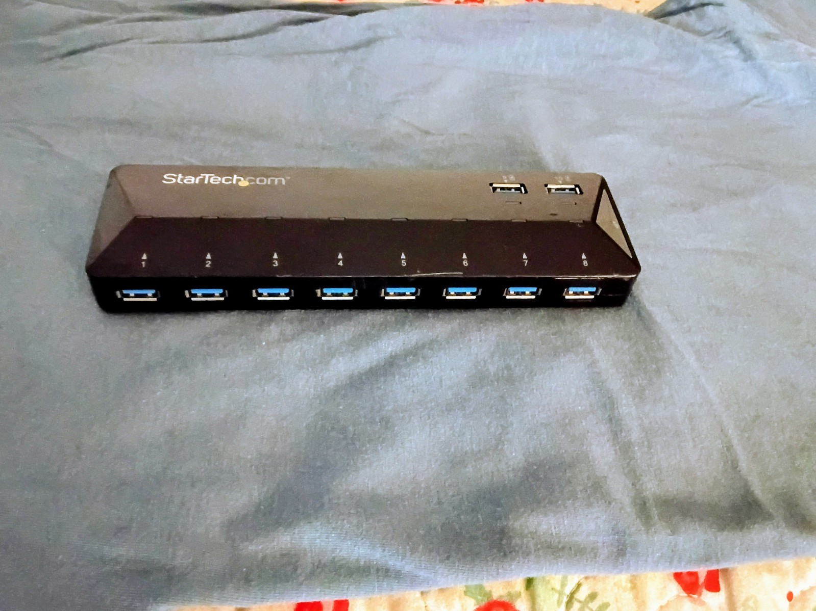 StarTech.com 10-Port USB 3.0 Hub with Charge and Sync Ports ST103008U2C-G3B
