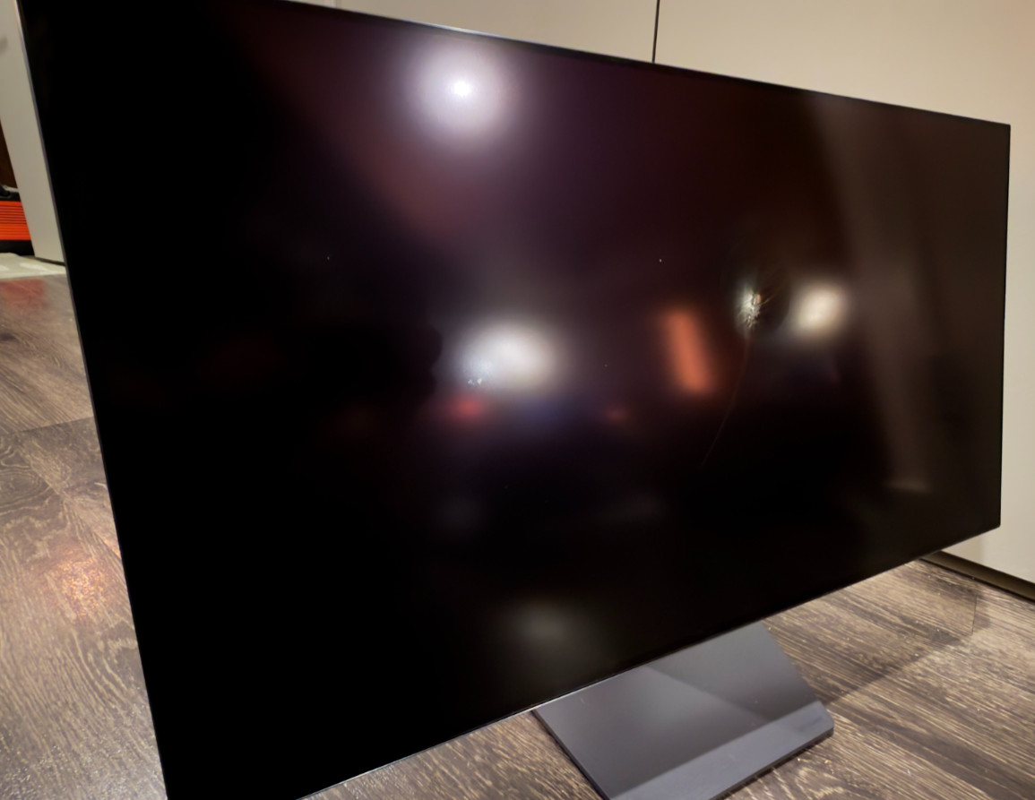 CRACKED SCREEN LG UltraGear 32" OLED Monitor 32GS95UE-B NEGOTIABLE