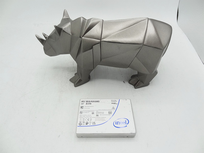 Intel SSDPF2NV307TZ 30.72TB PCIe 4.0 NVMe 2.5in SSD