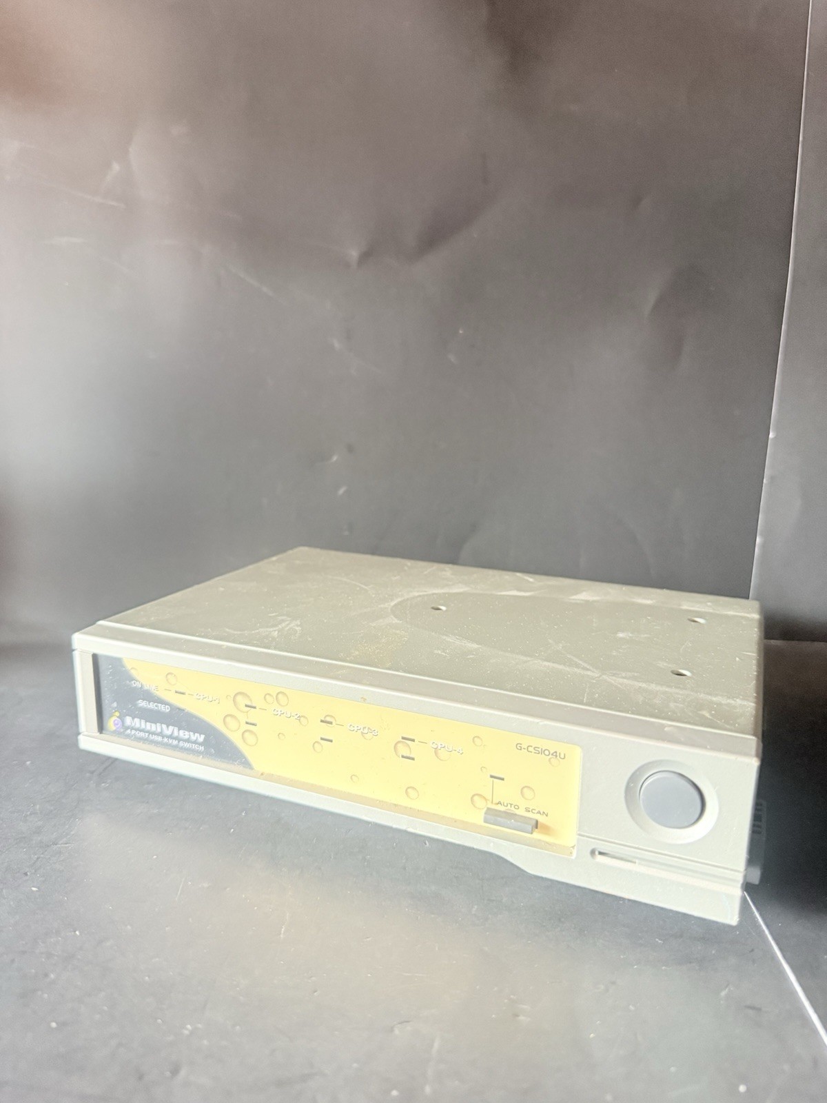 IOGEAR MiniView G-CS-104U 4-Port USB VGA KVM Switch Box Auto Scan Beige