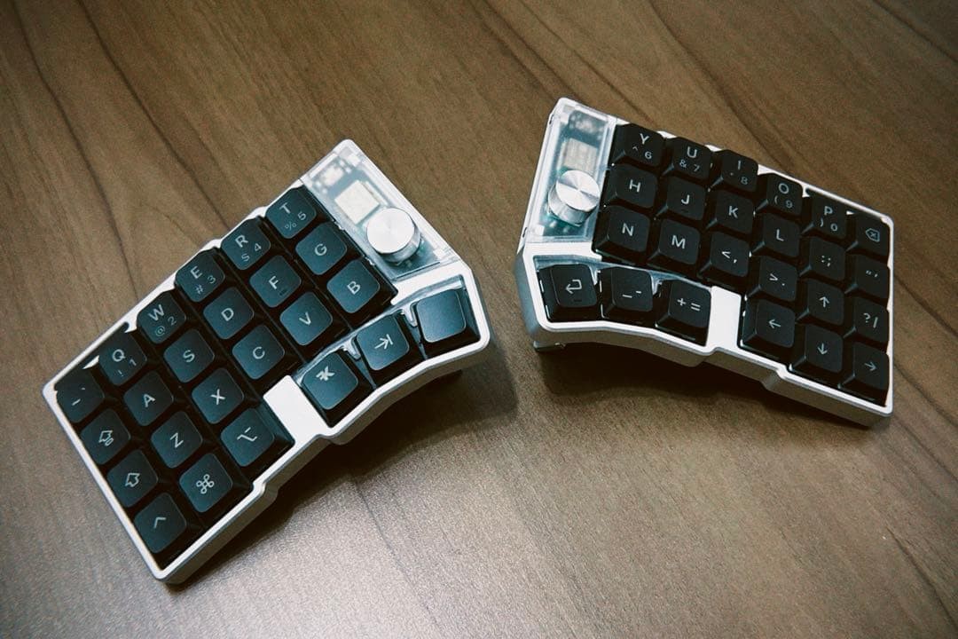 Cornix LP Wireless Split Keyboard Silver with Custom Keycaps