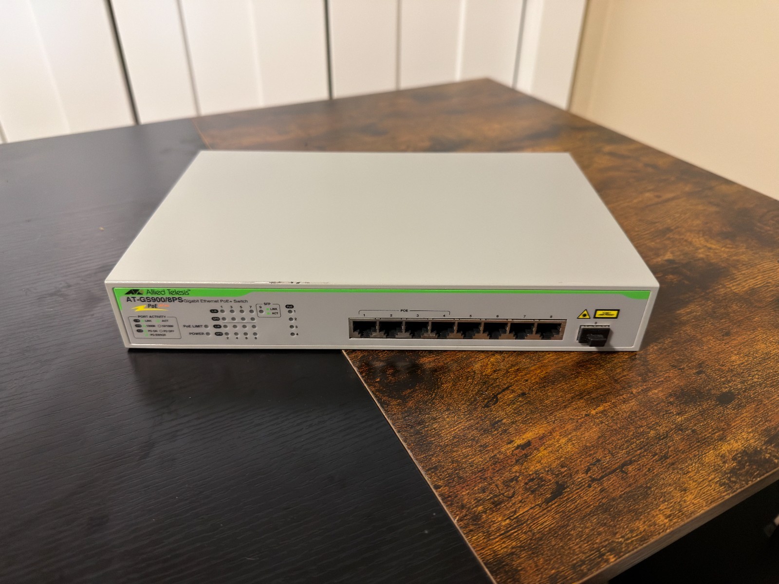Allied Telesis  AT (AT-GS900/8) 8-Ports Gigabit Ethernet Switch PoE+