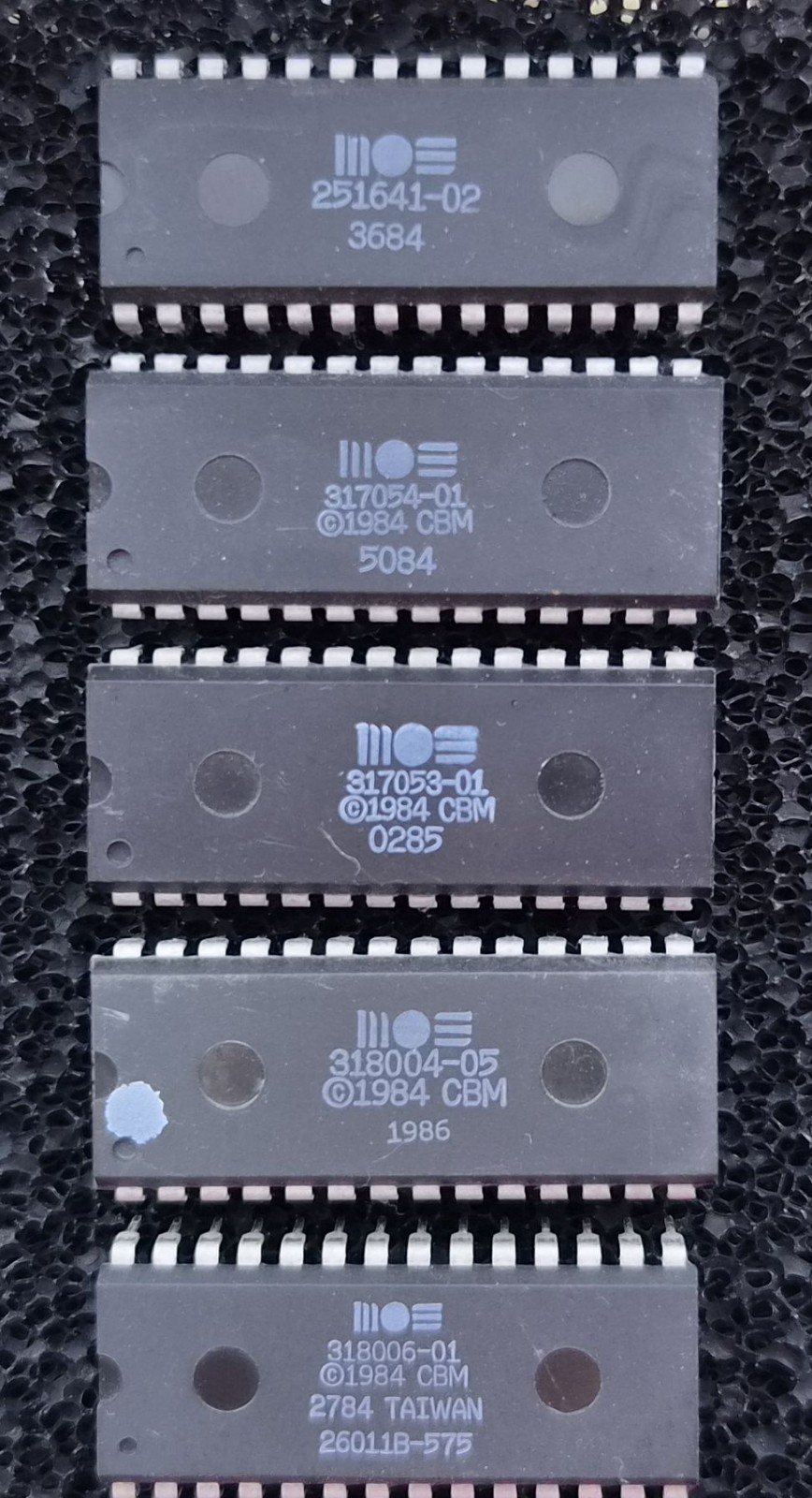 Commodore Plus/4 Chip Lot (5pcs) MOS 251641-02 PLA + 317054/317053/318004/318006
