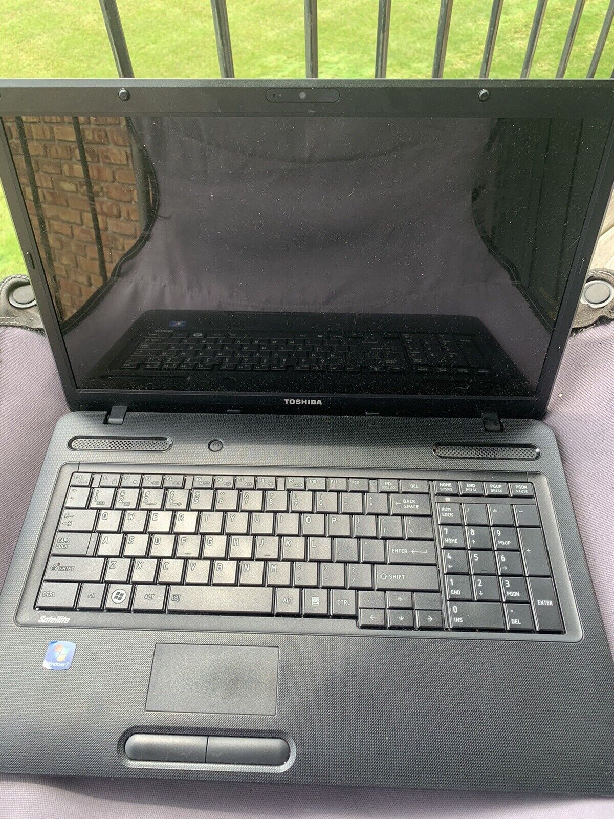 toshiba satellite laptop windows 7 With Charger. For Parts Does Charge