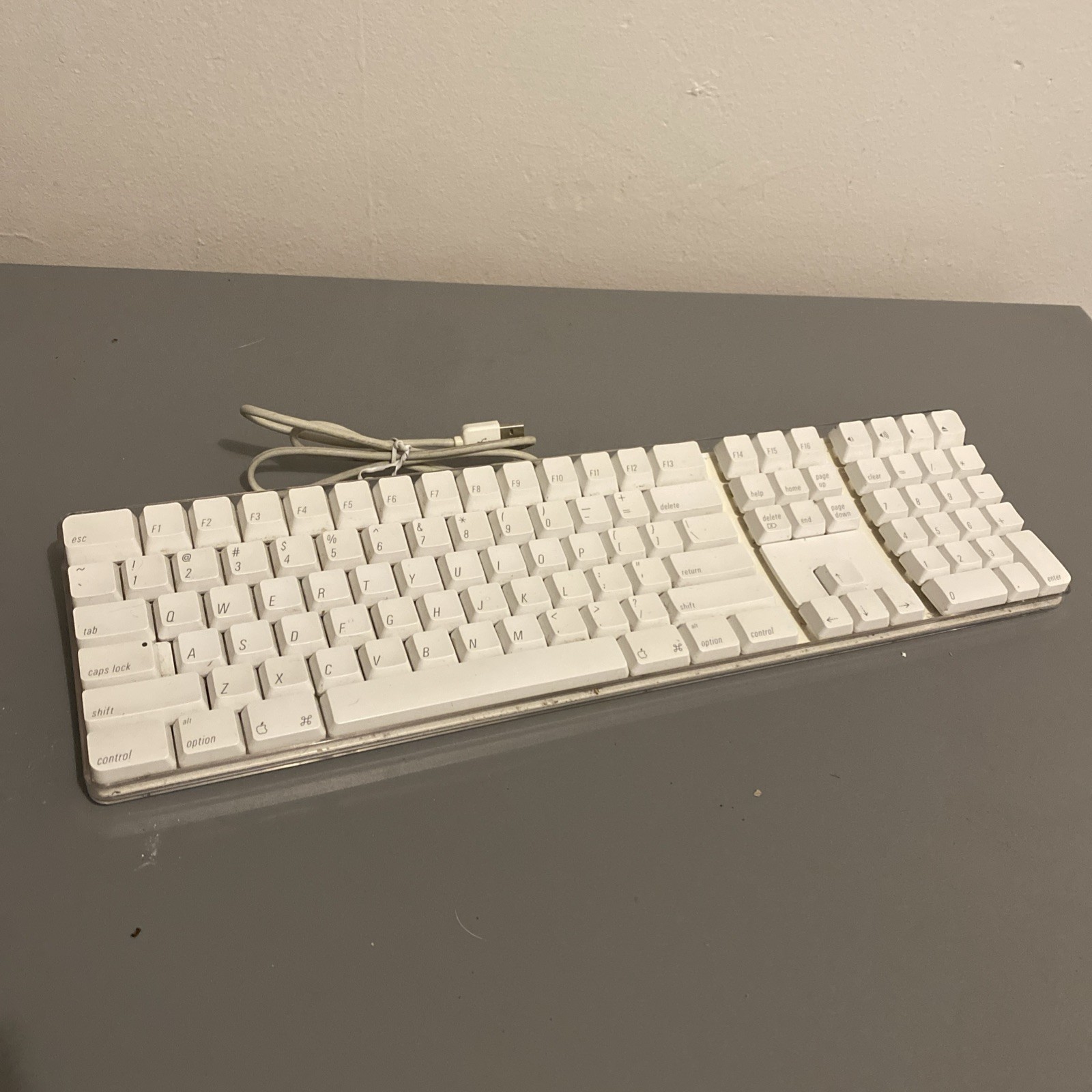 Apple A1048 Wired USB Standard Keyboard w/ Numeric Keypad, White, English QWERTY