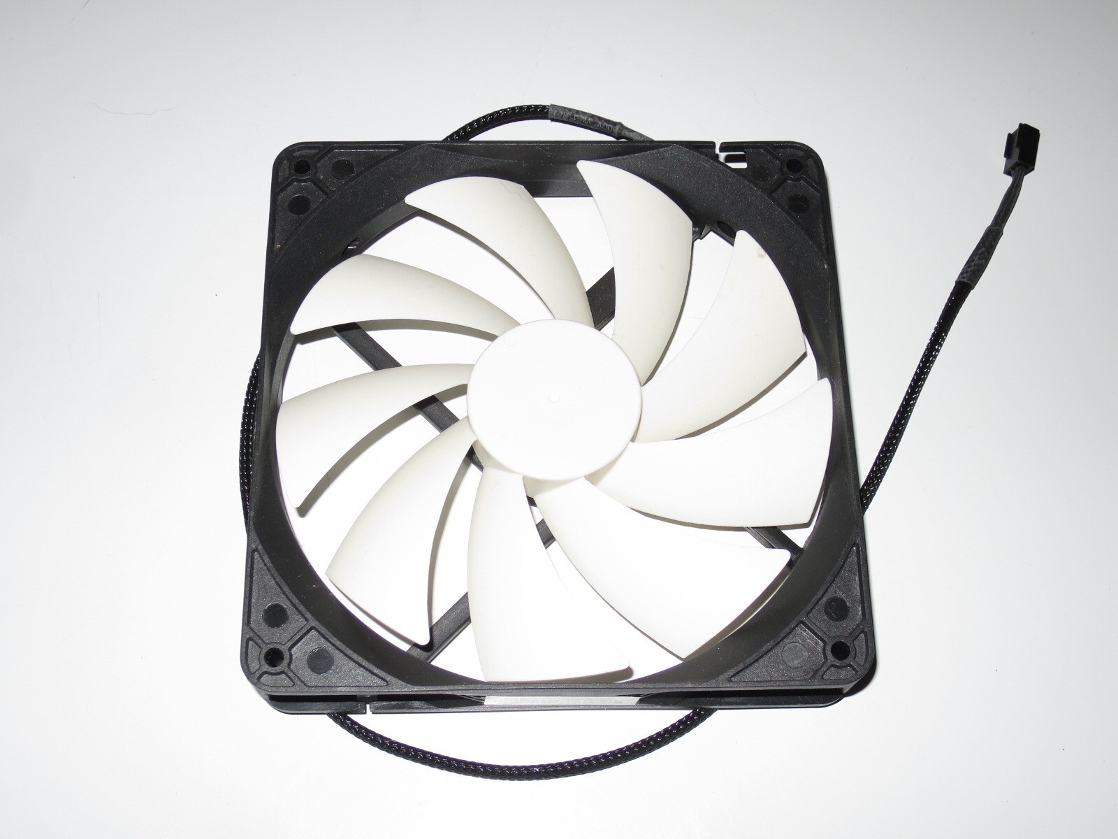 NZXT FN-140RB 140mm DC 12V 0.24A 1300 RPM White Performance Fan - ship same day