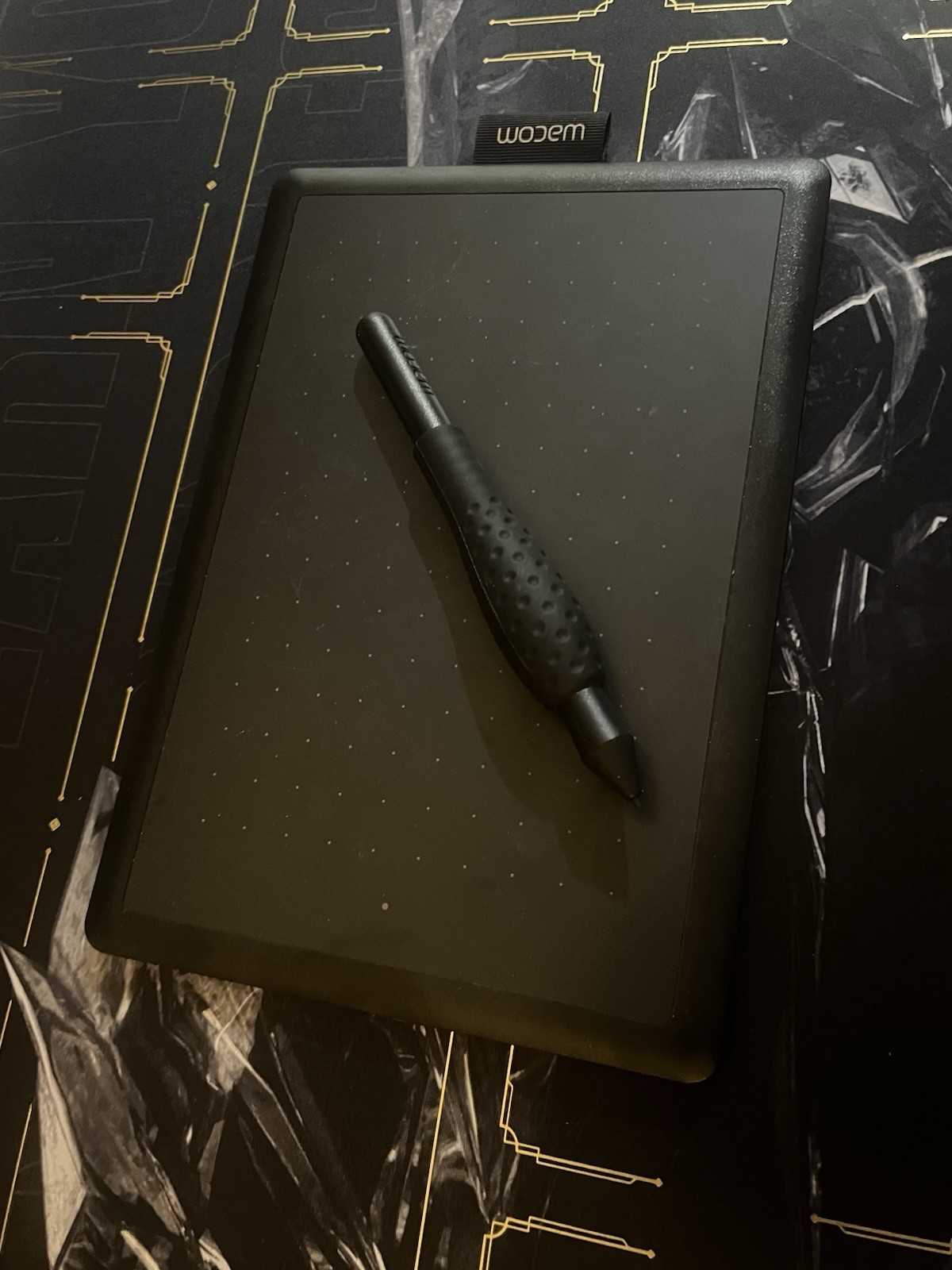 Wacom One by Wacom CTH-472 Wired USB Graphics Tablet w/ Pen Stylus Black/Red