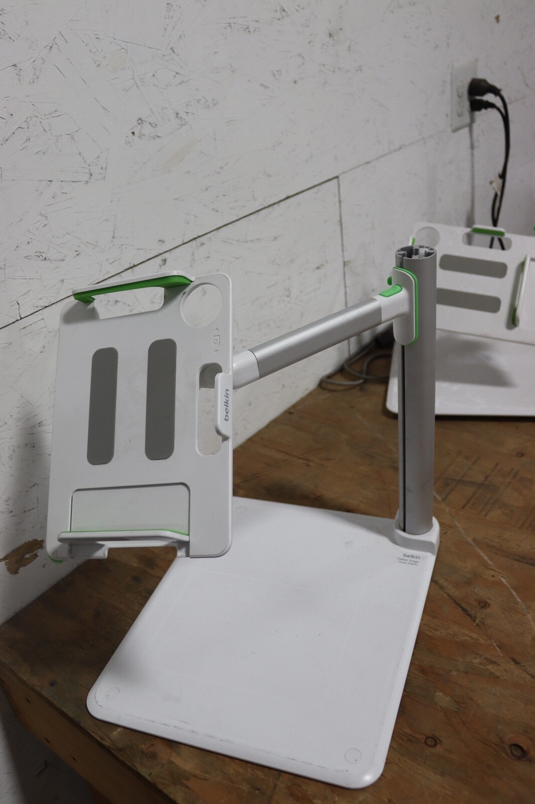 Belkin Tablet Stage / Stand Model B2B054 Perfect For Presentations Or Classroom