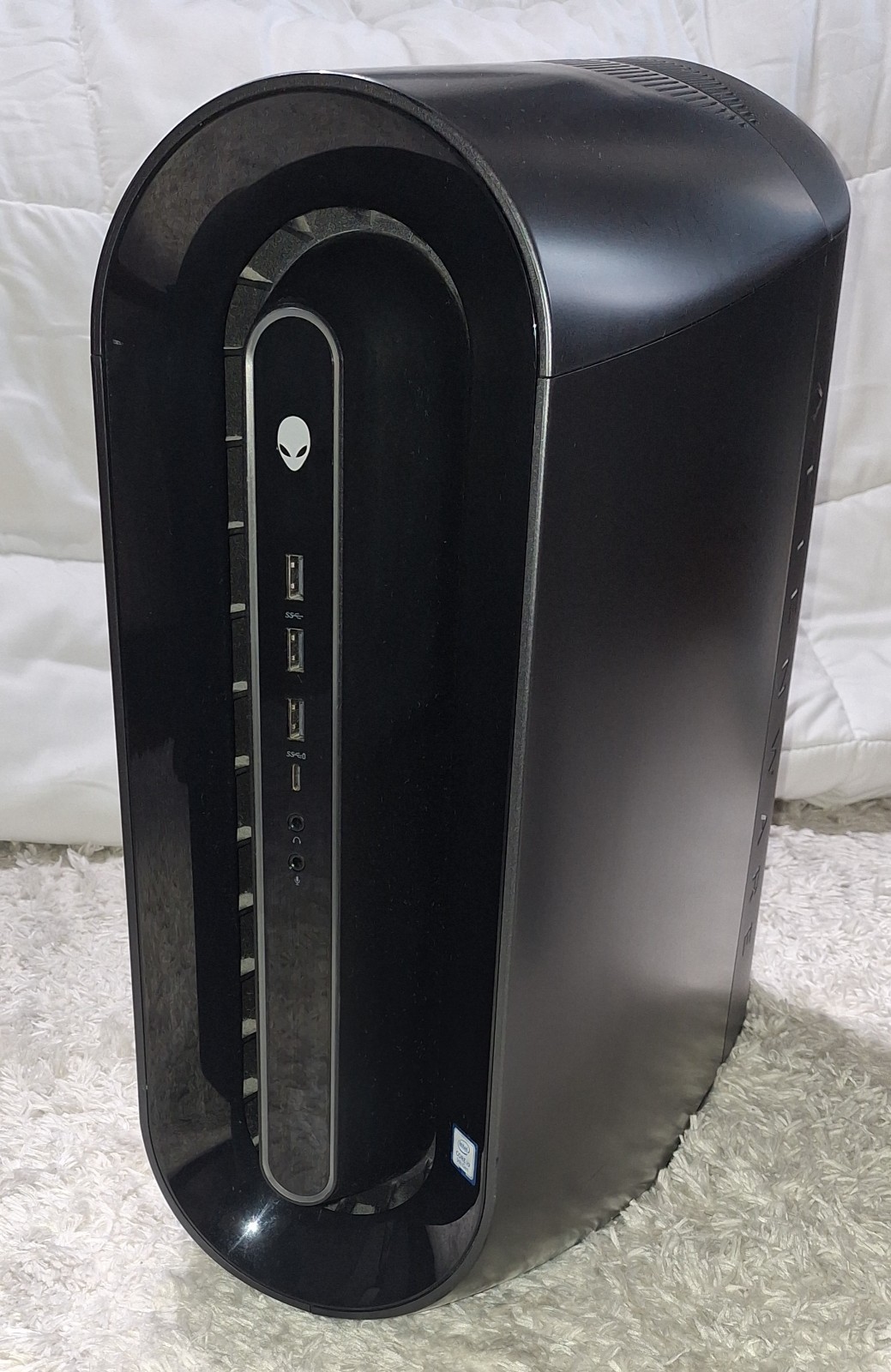 Alienware Aurora R9 Core i9-9900 3.60 Ghz.  + Logitech K830 Keyboard 