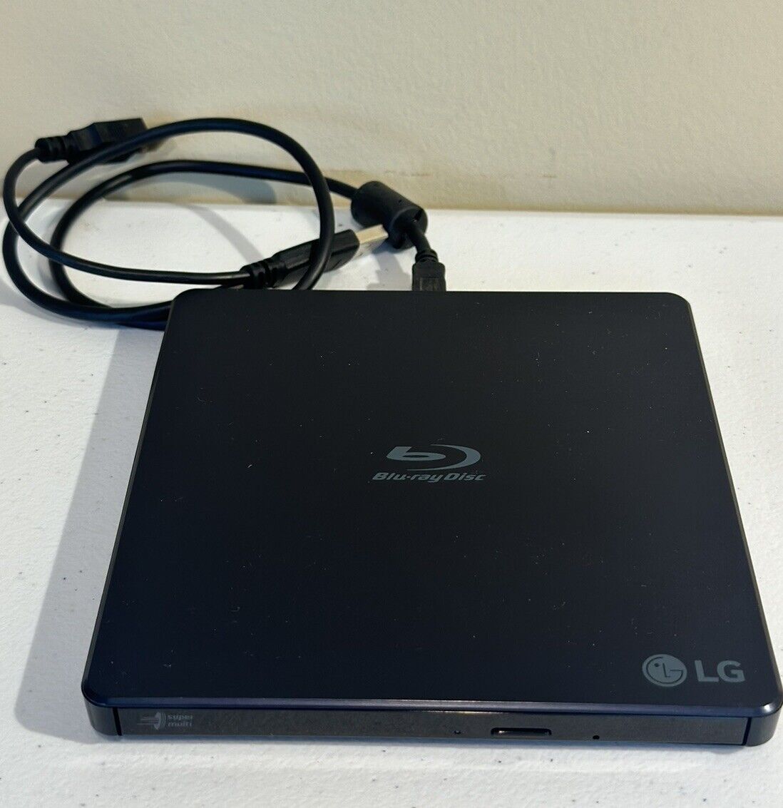 LG BP50NB40 Ultra Slim Portable Blu-ray/DVD Writer w Cable