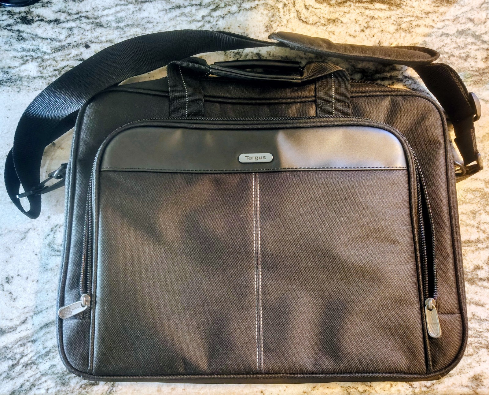TARGUS  TOP LOAD CLASSIC SLIM BLACK COMPUTER LAPTOP MESSENGER BAG