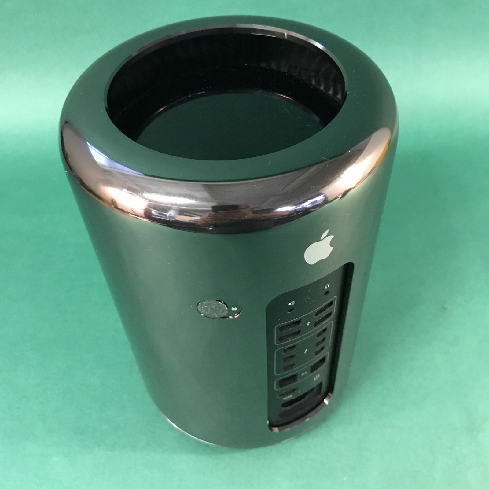 2013 Apple Mac Pro 3.7GHz Quad-Core Xeon  16GB RAM  512GB SSD