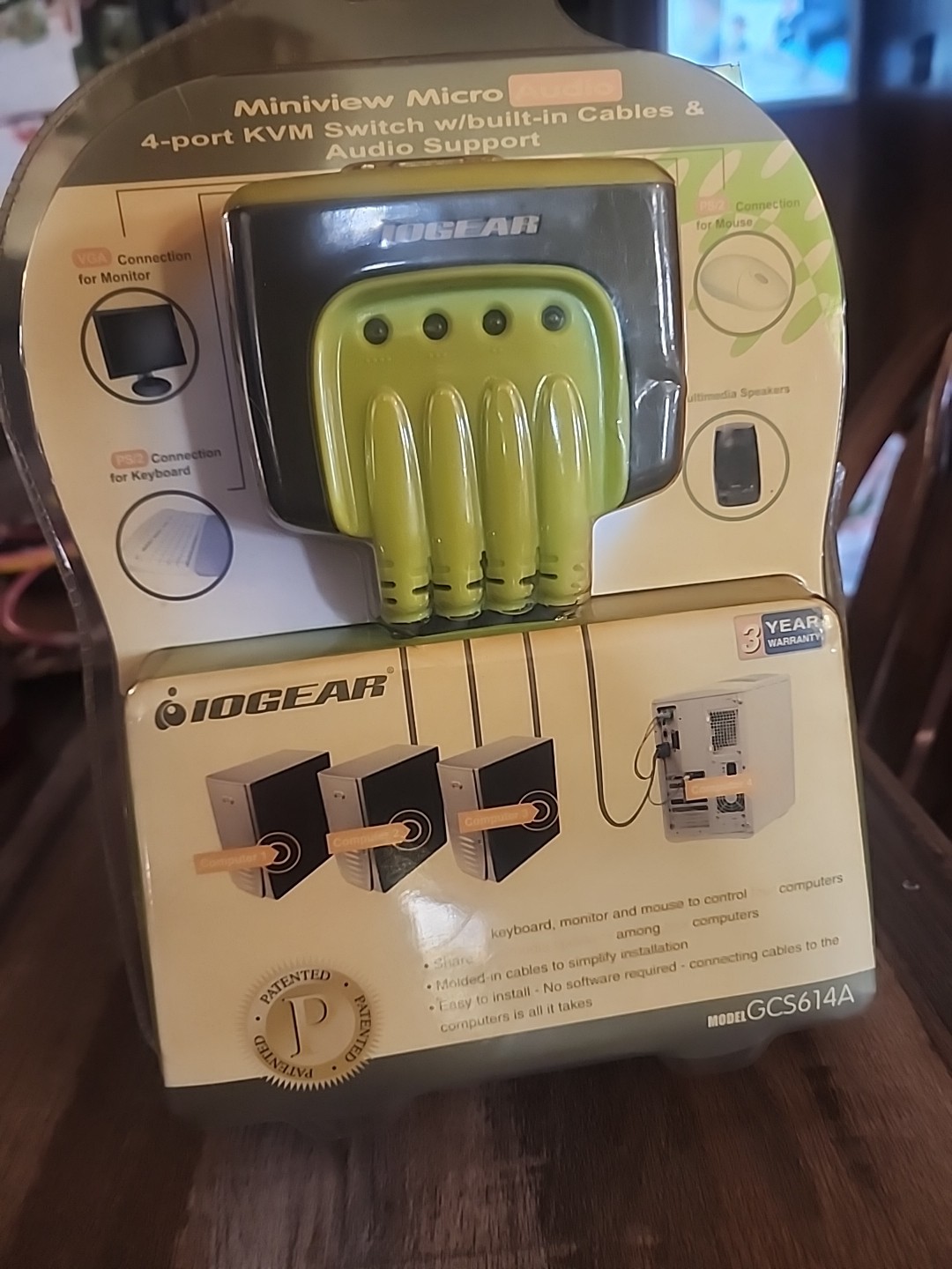 IOGear Model: GCS614A. Control 4 PS/2 Manager. New Old Stock 
