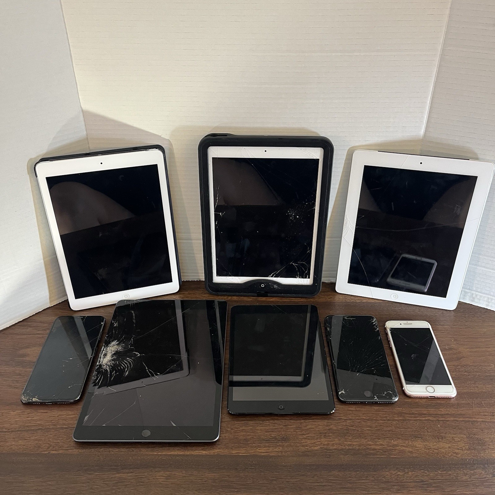 Apple iPad & iPhone Lot Of 8 For Parts Or Repair - Not Tested -