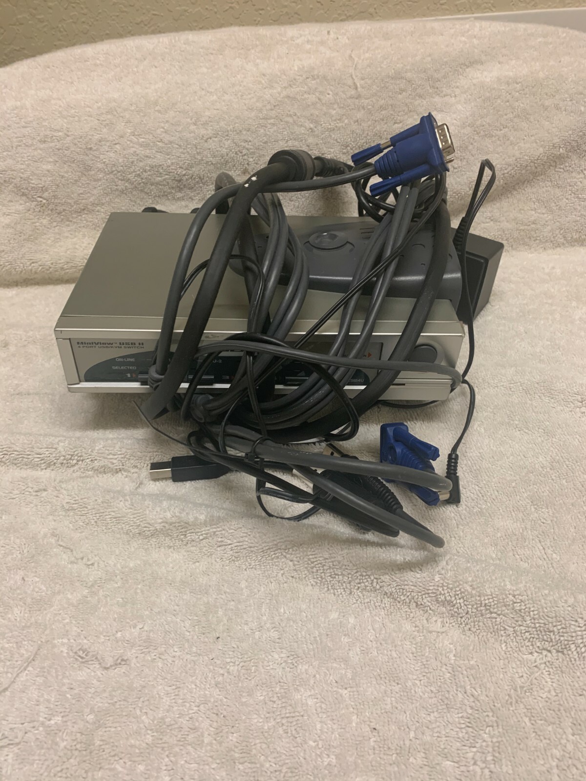 IOGEAR GCS124U MiniView USB II 4-Port VGA USB/KVM with Cables