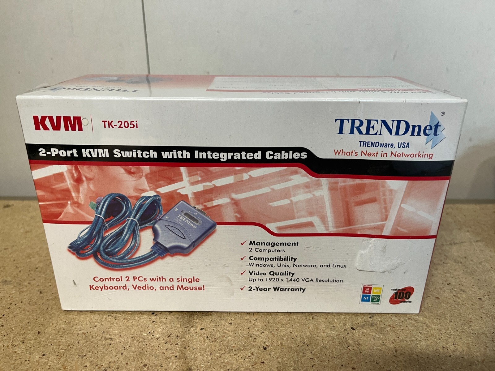 TRENDnet  TK (TK-205i) 2-Ports External KVM switch PS/2 w/Integrated Cables C71