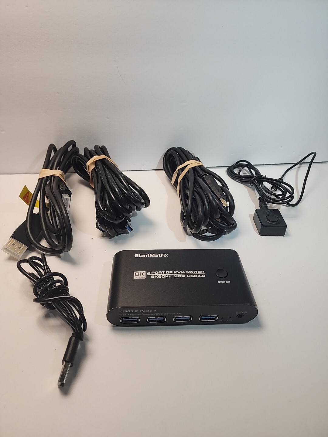 GiantMatrix USB 3.0 DisplayPort KVM Switch 2 Port DP 1.4 8K & USB 3.0 4 Port HUB