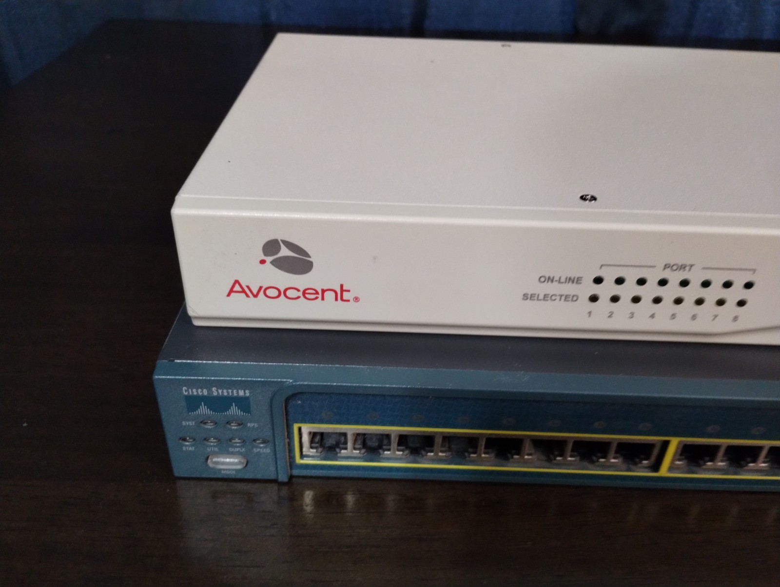 Avocent Autoview AV1400 8 Port 520-418-003 KVM Switch & Cisco Switch Powers On