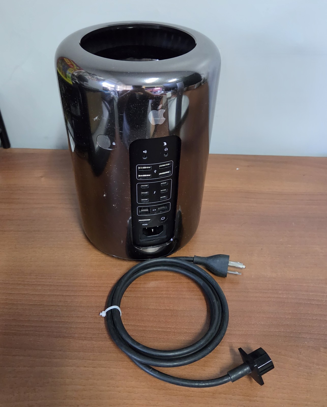 Apple Mac Pro 2013 2.7 GHz 12-Core Xeon E5 64GB RAM 1TB SSD AMD FirePro D500