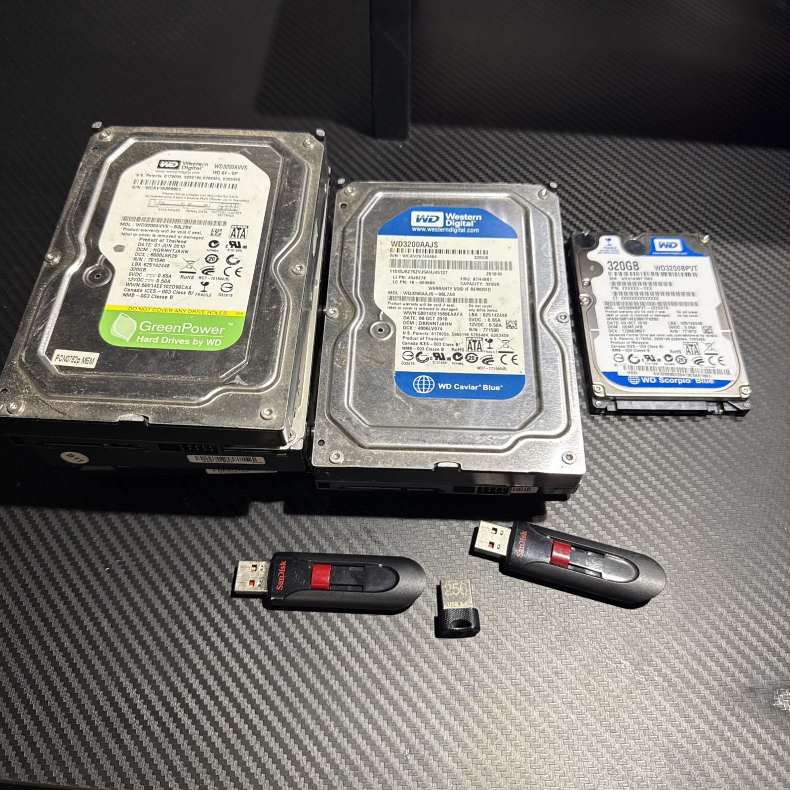 Lot Of 6 Hd And 3 Flash Drives Mixed Brands 3.5" HDD Hard Disk Drives 320 Gigs