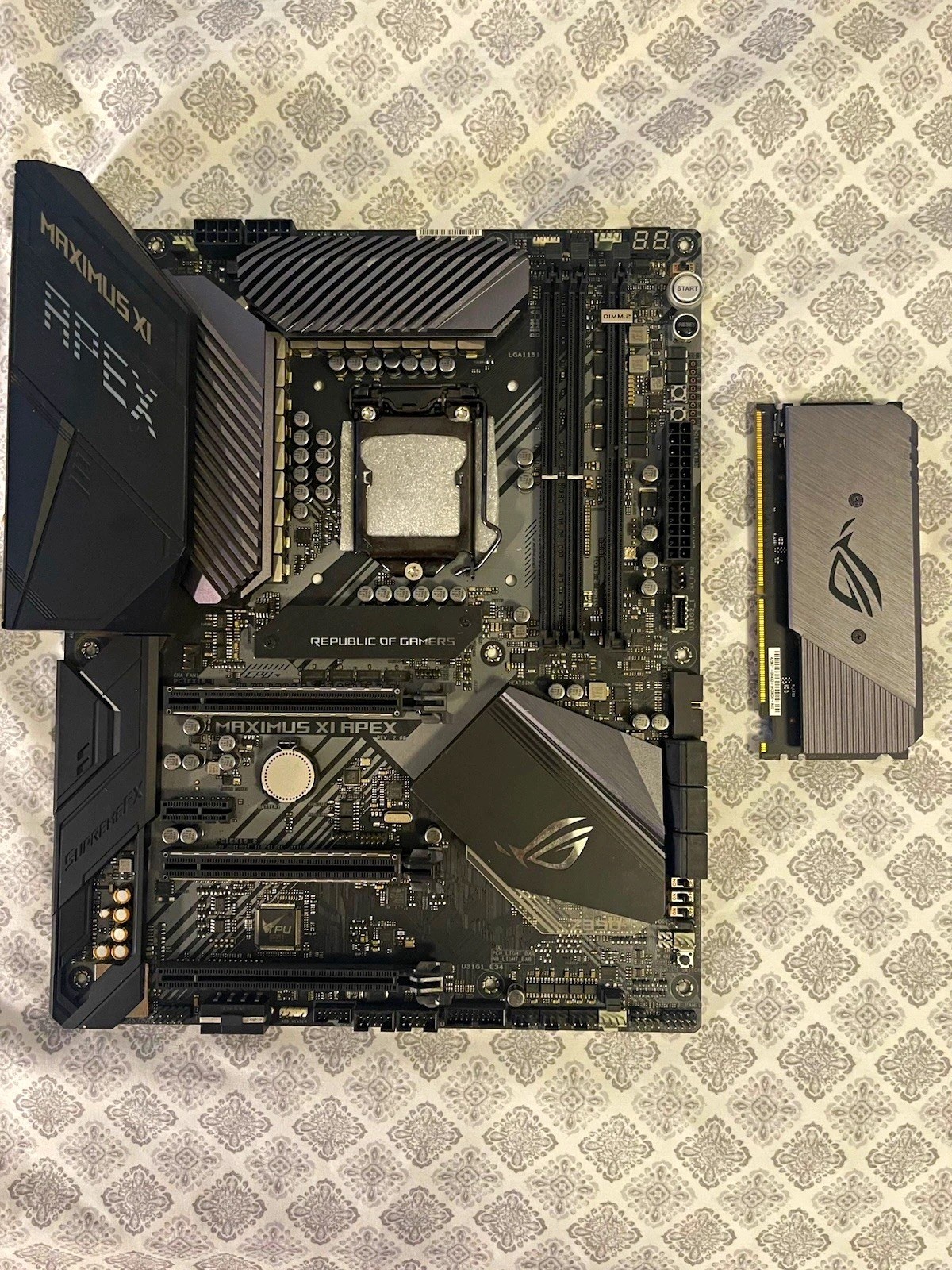 ASUS ROG Maximus XI Apex ATX Intel LGA1151 DDR4 2-DIMM Gaming USB