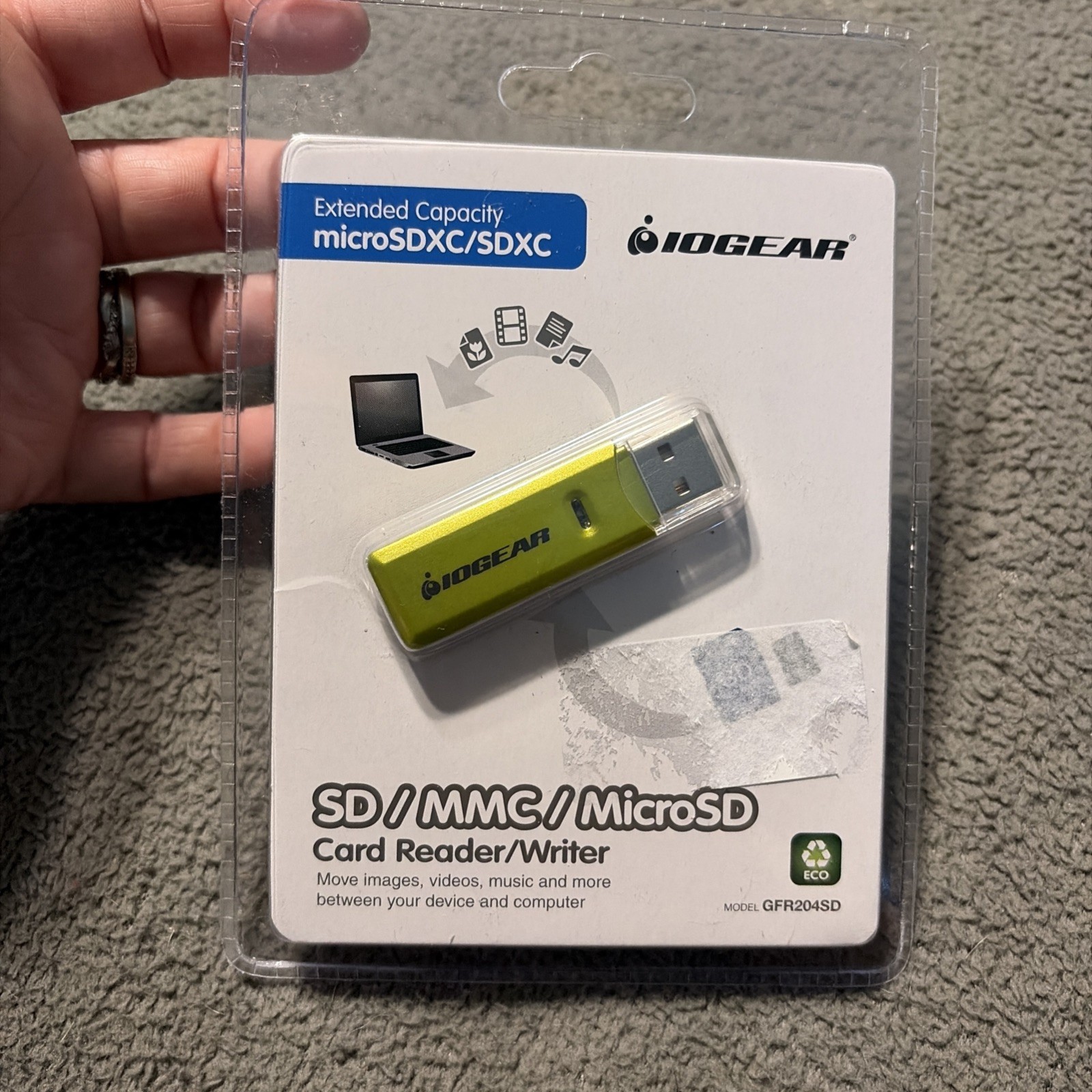 IOGEAR GFR304SD SuperSpeed USB 3.0 SD/Micro SD Card Reader/Writer