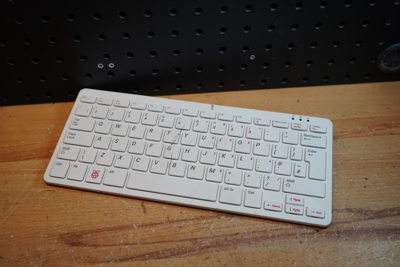 (S) Raspberry Pi 400 Computer Keyboard RPI-400 UK Layout White Red Unit Only