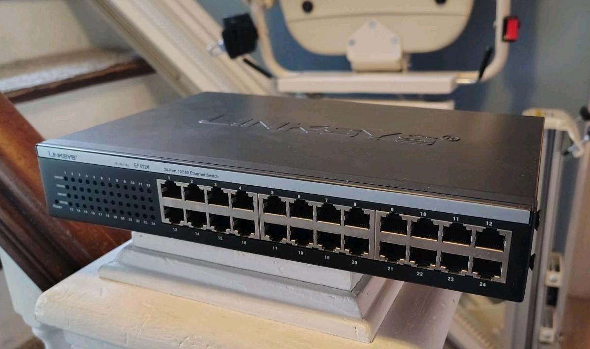Linksys  Instant EtherFast (EF4124) 24-Ports External Switch - used
