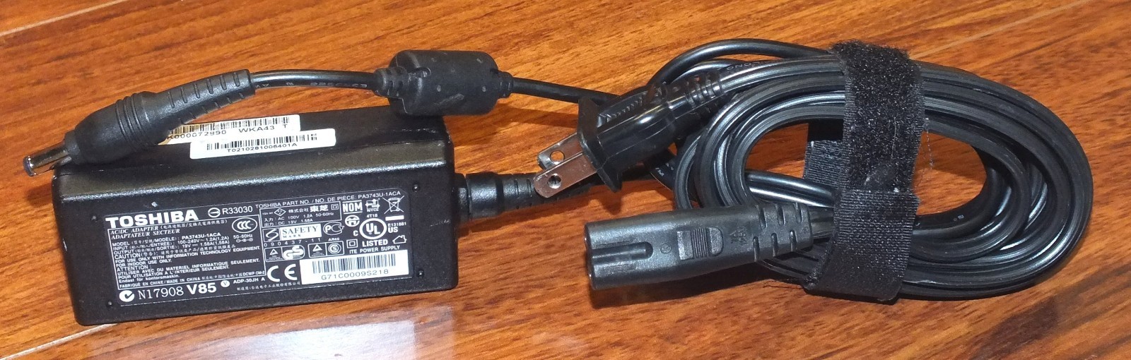 Genuine Toshiba (PA3743U-1ACA) AC / DC Adapter Charger Output: 19 Volts 1.58A