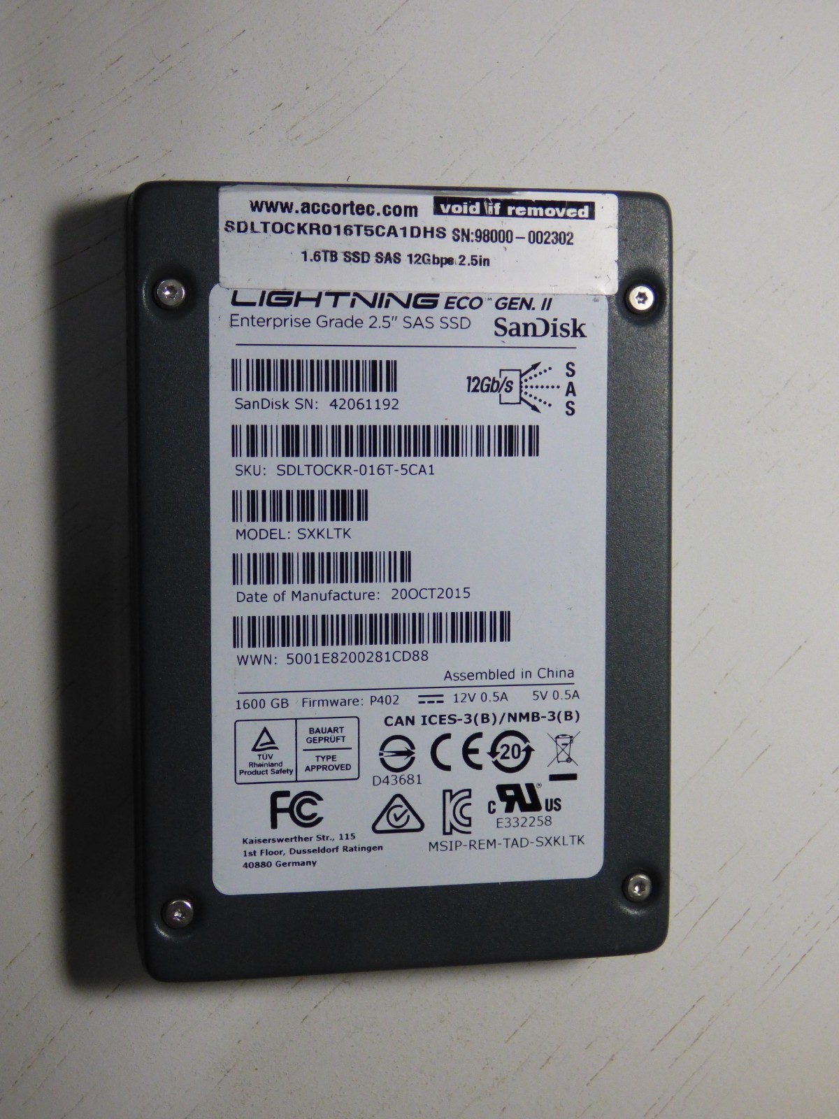 SanDisk 1.6TB SSD SAS 2.5" 12Gbps Server Hard Drive SDLTOCKR-016T-5CA1 12G