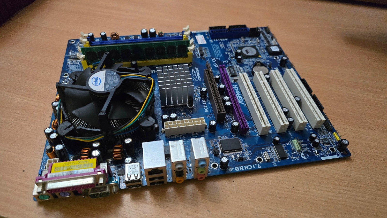 ASRock 4CoreDual-VSTA with Intel Pentium E5700 CPU and 1GB DDR2 RAM