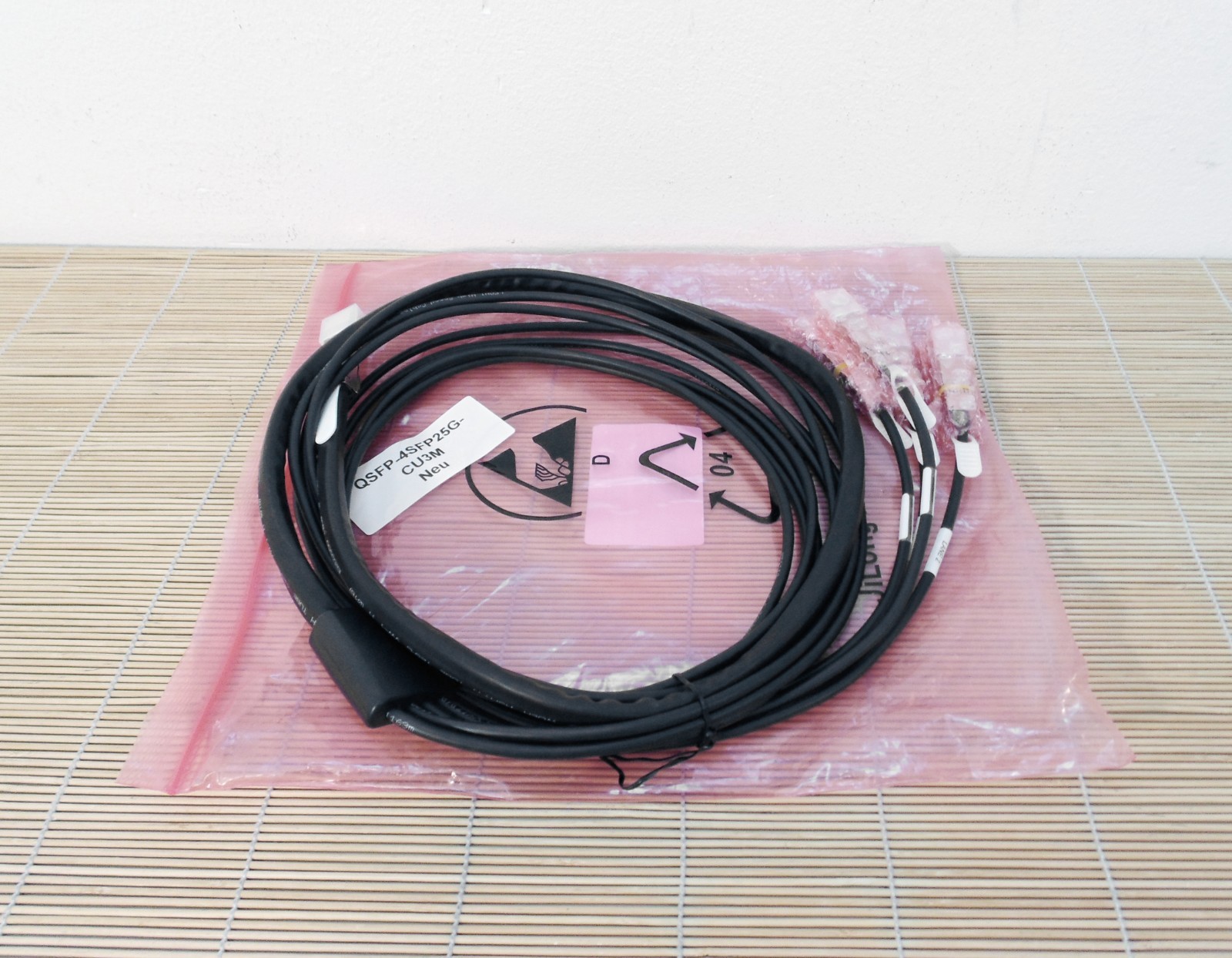 New Cisco QSFP-4SFP25G-CU3M 100GBase QSFP 4xSFP25G Passive Copper Splitter New