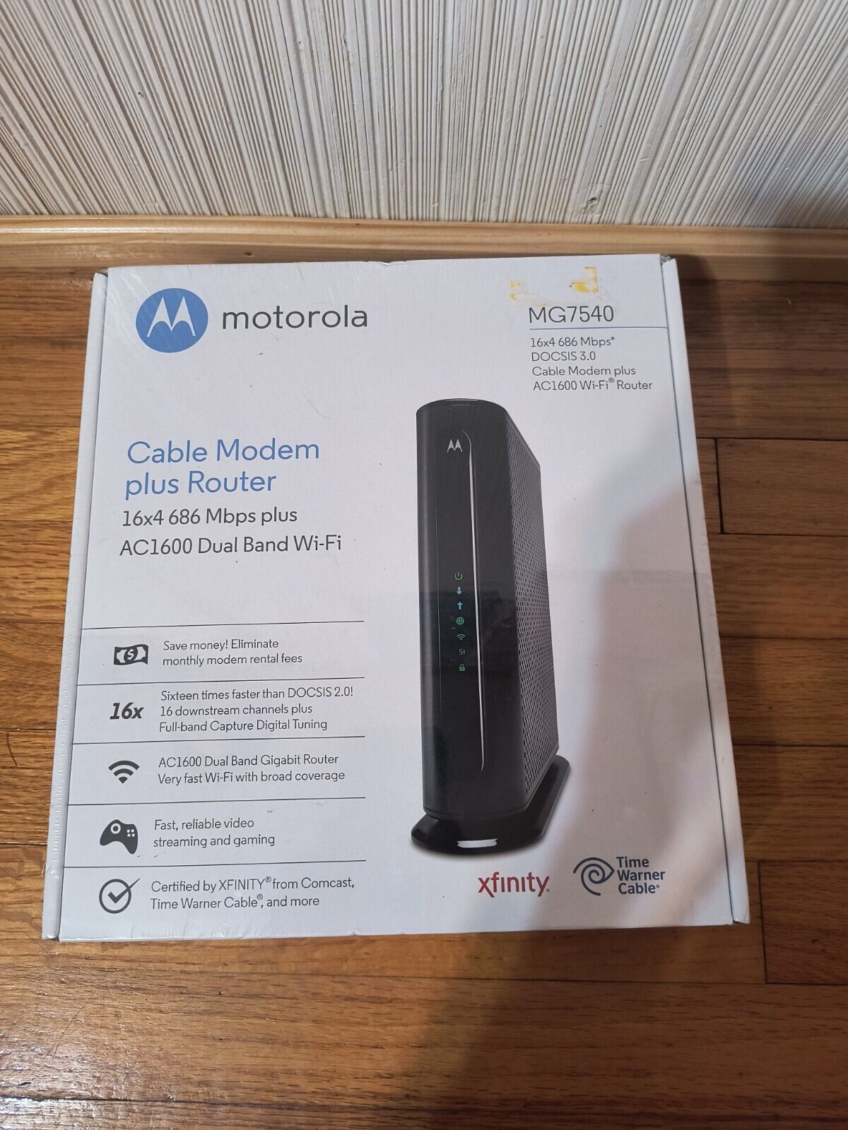 Motorola MG7540 16x4 686 Mbps Cable Modem Plus AC1600 Dual Band Wifi Router