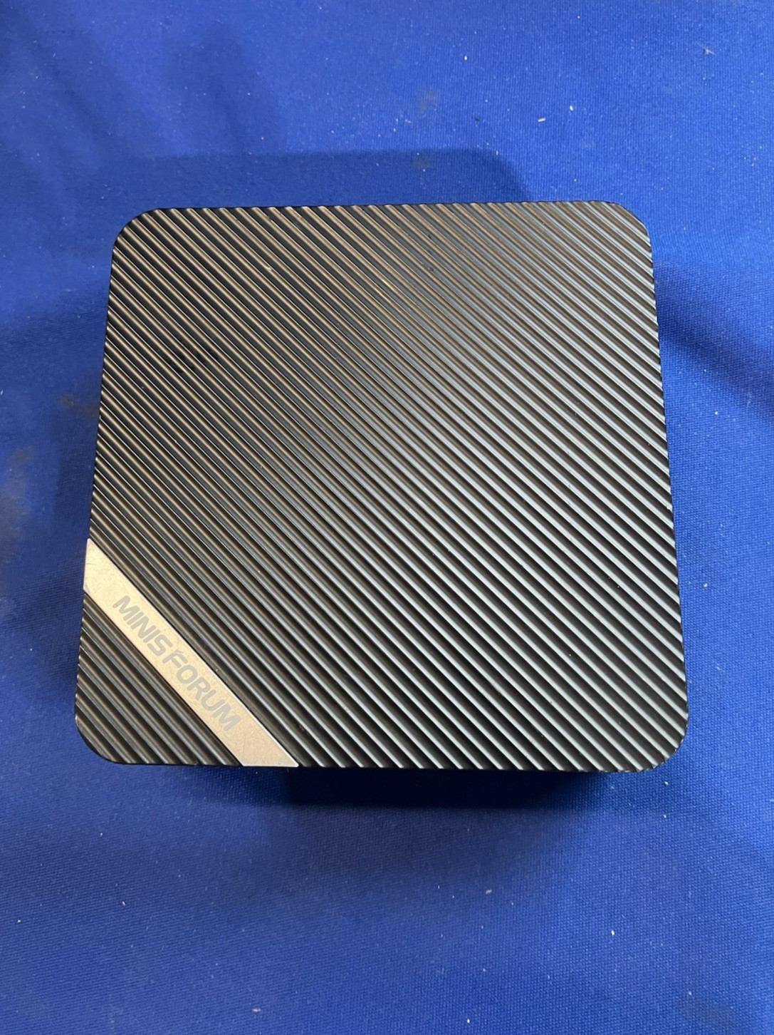 MINISFORUM UM690 MINI PC AMD Ryzen 9 6900HX - Powers On - No SSD/RAM/Adapter