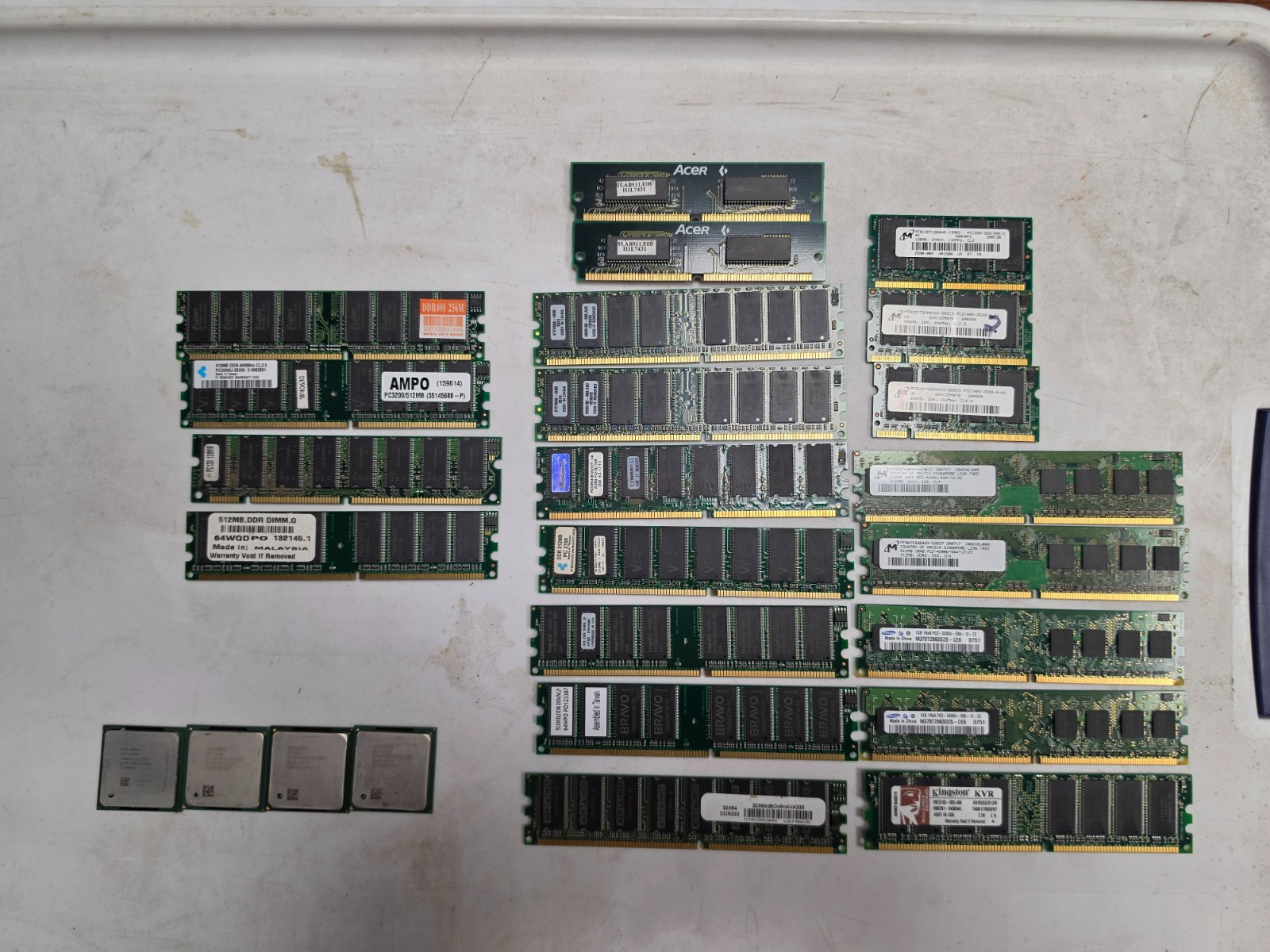 Old RAM and CPU LOT. Pentium 4/ DDR/DDR2. 21 RAM Sticks, 4 CPUs