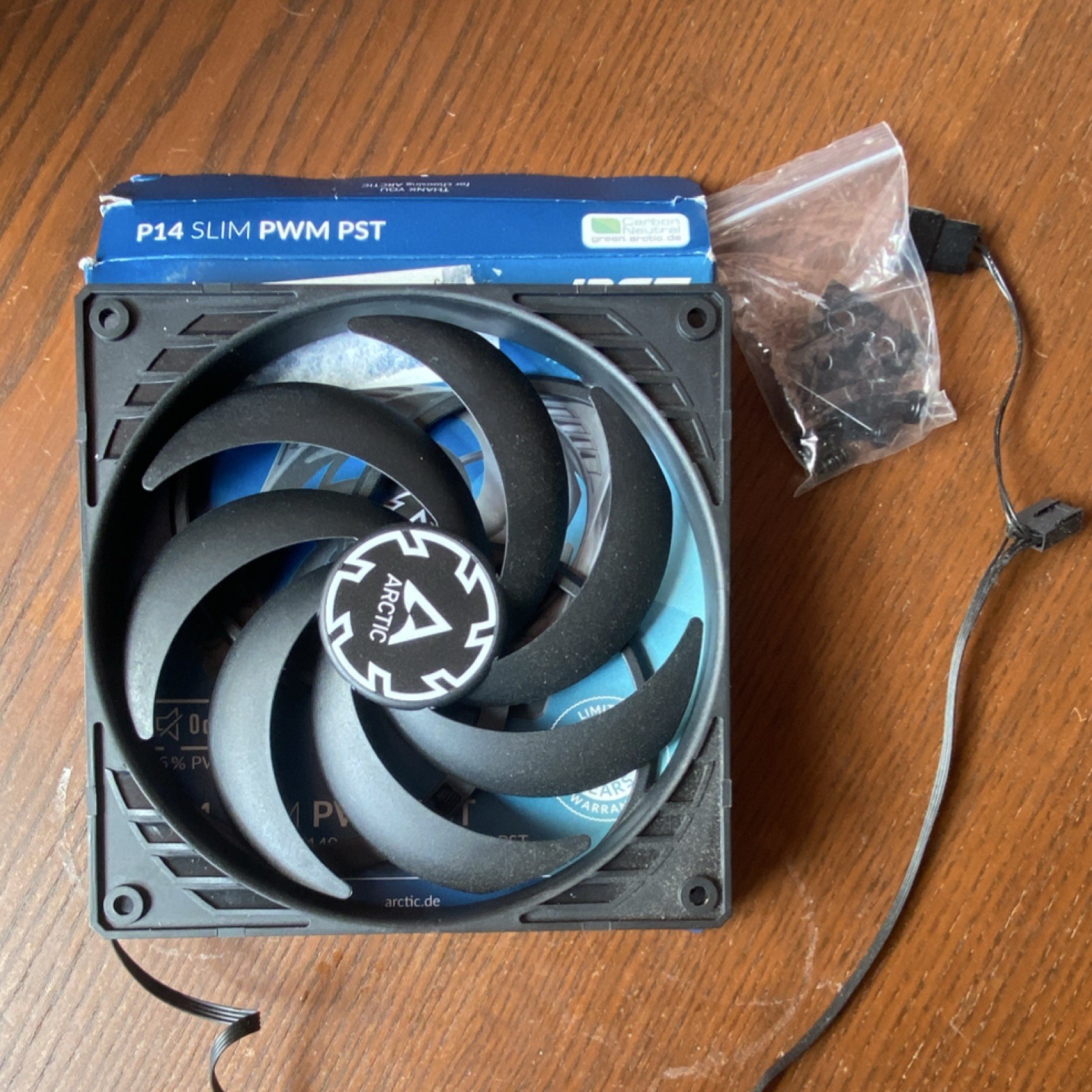 ARCTIC P14 Slim PWM PST 140mm 1800RPM 4-Pin 12V Case Fan Black