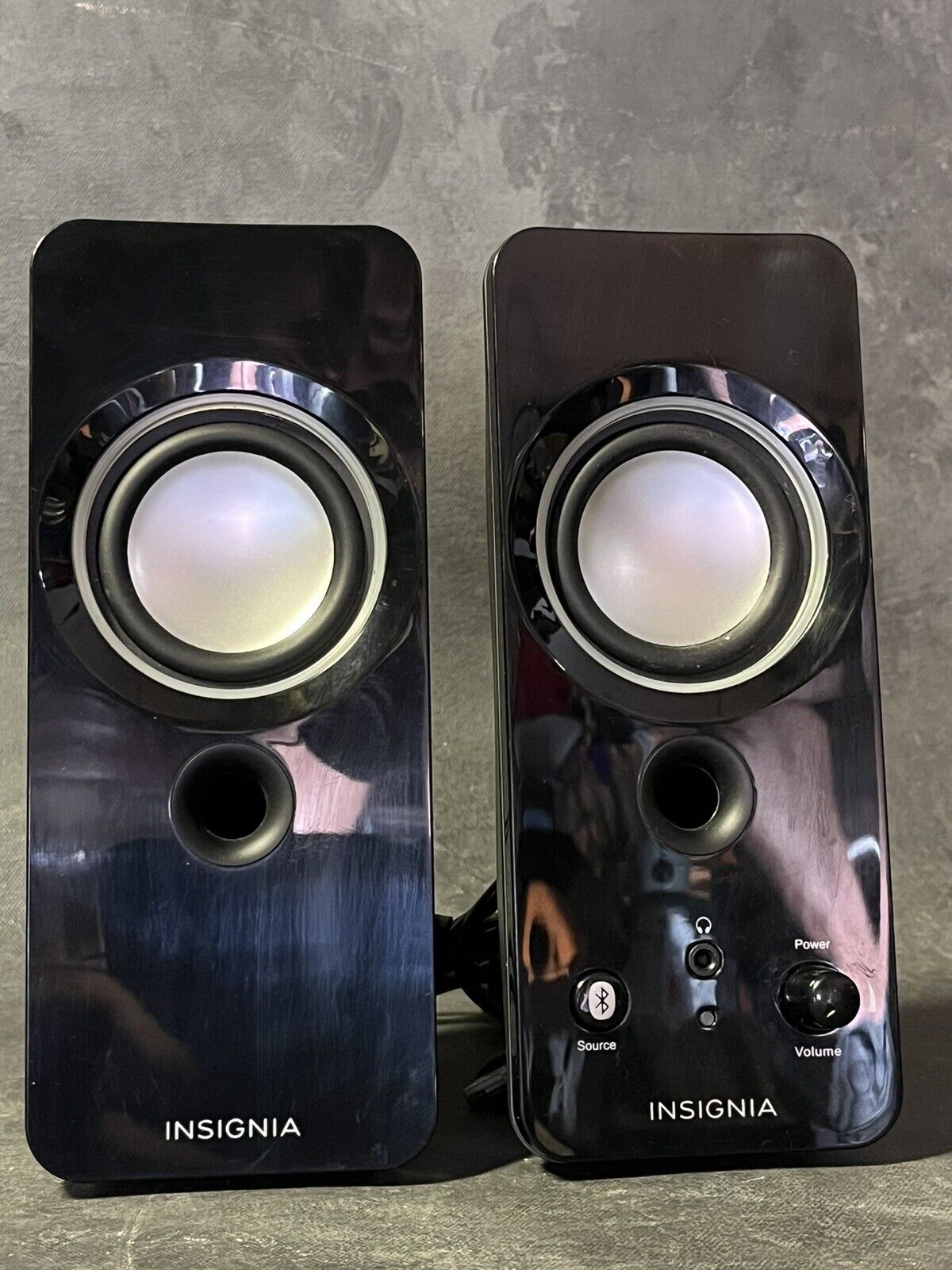 INSIGNIA Color Changing 2.0 Computer Speakers Bluetooth NS-2810BT Pair