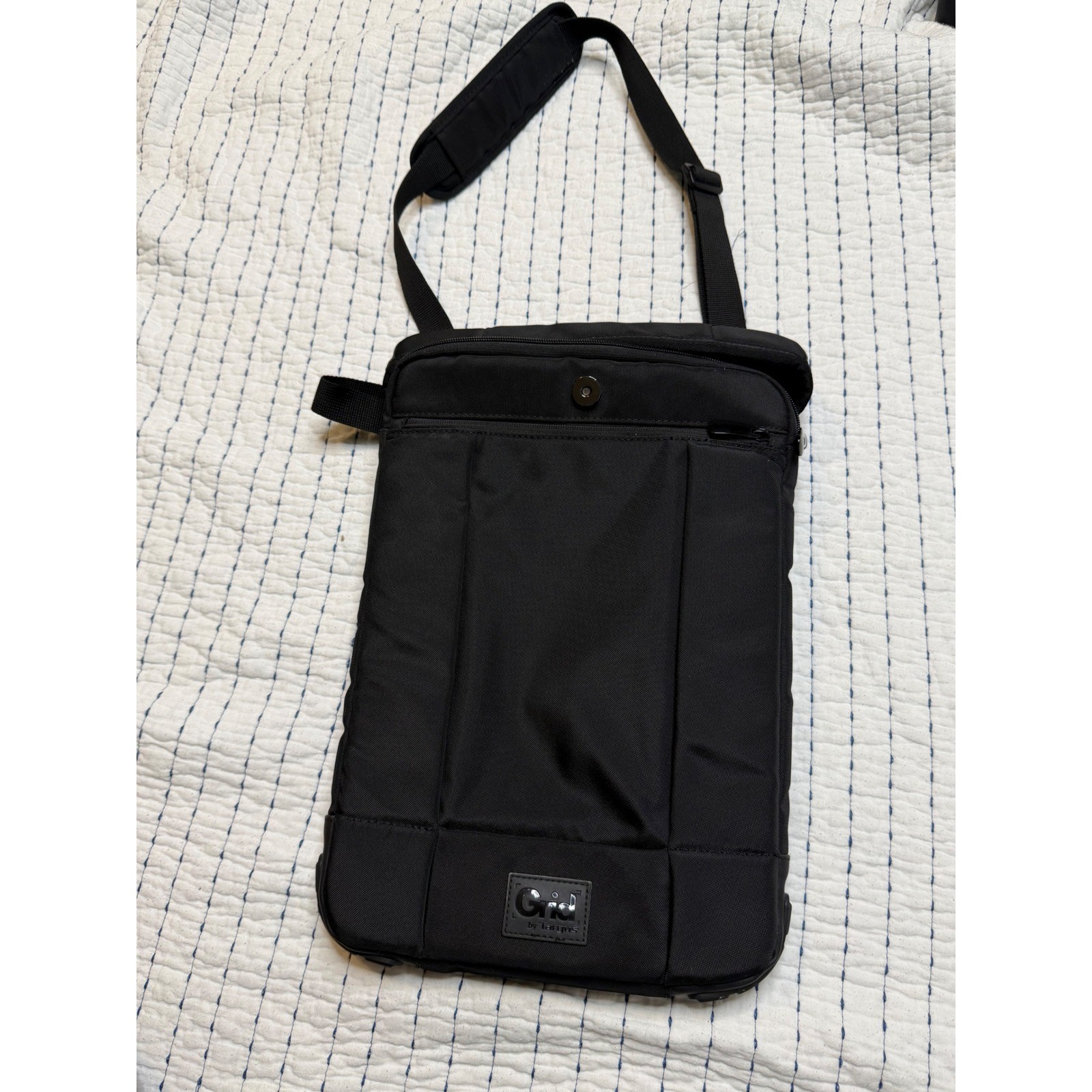 Targus Grid Vertical Slipcase Messenger Bag Black Nylon Tablet Laptop Case