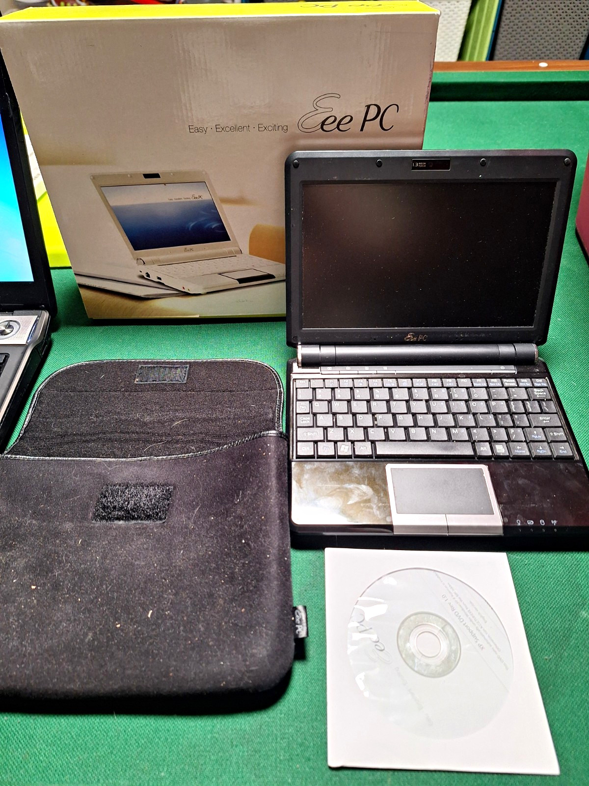 ASUS Eee PC Netbook 12GB (4 + 8) SSD 1GB RAM Windows XP Black w/ Case & Disc