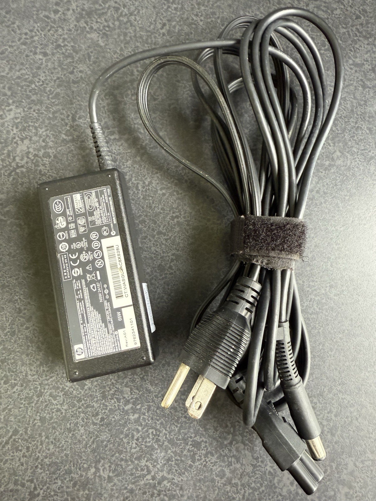 hp AC Adapter Part No. 519329-001 65W