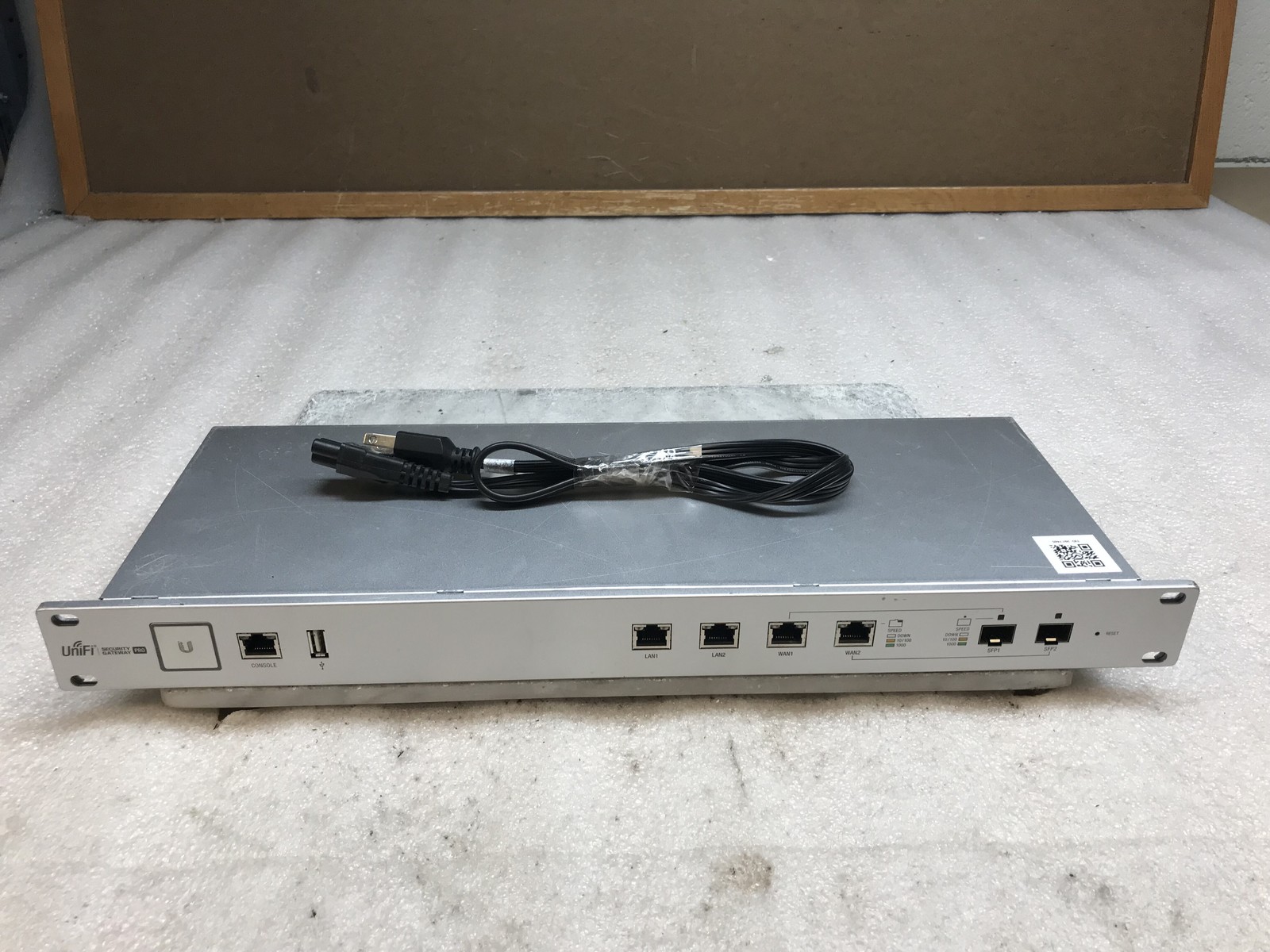 Ubiquiti Networks USG-PRO-4 Enterprise Gateway Router with Gigabit Ethernet