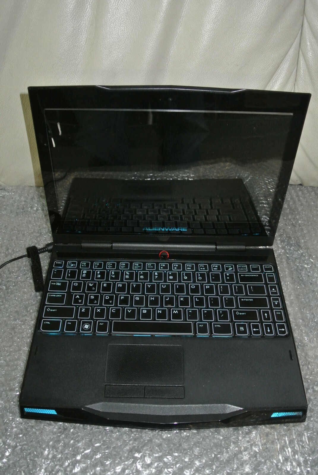ALIENWARE P06T INTEL(R) NO ram.,No HD., NO Charger., Powers ON.