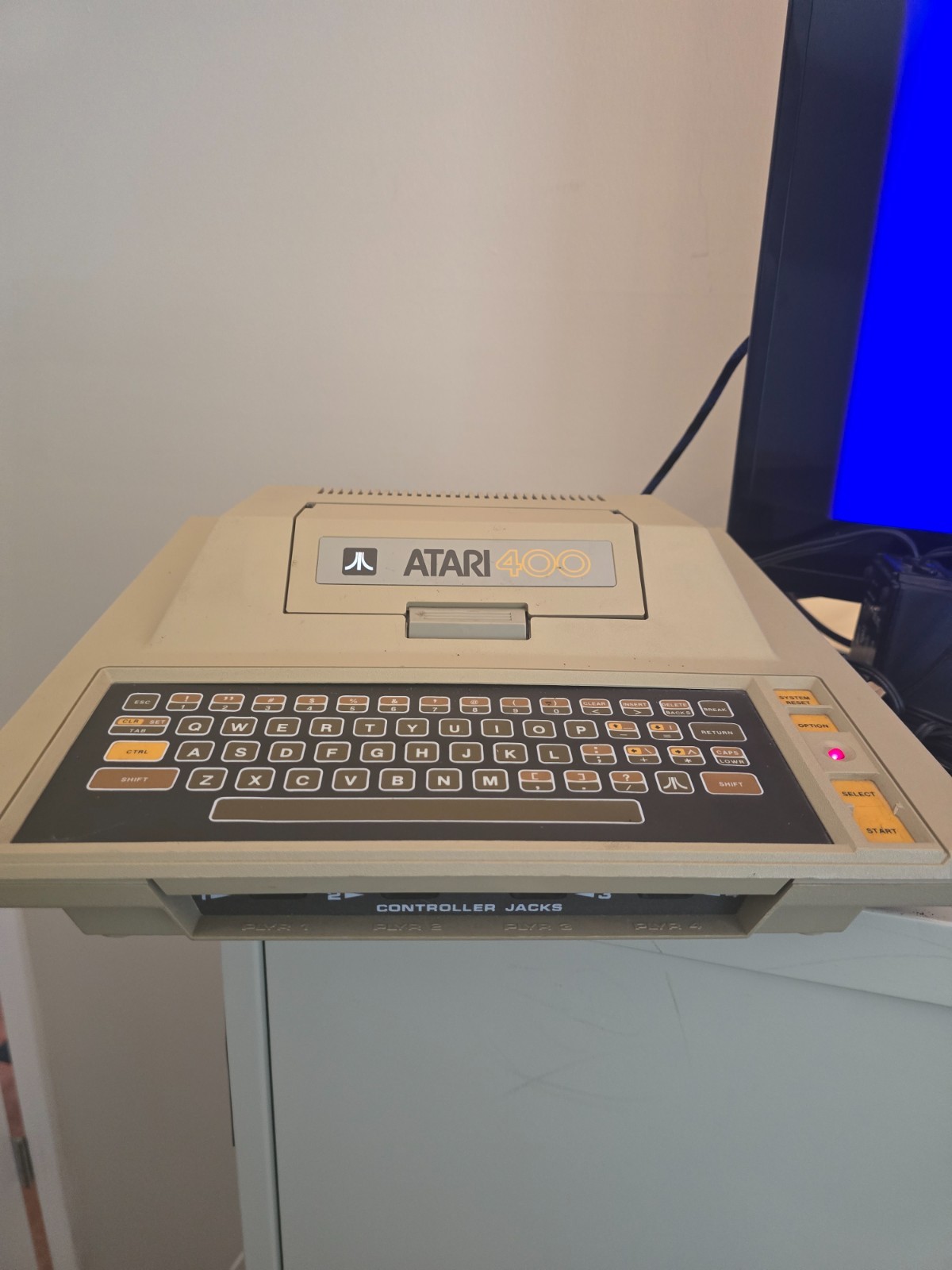 Atari 400 Computer - 16k RAM, Basic Cartridge, & Power Supply CO17945 AV 235754
